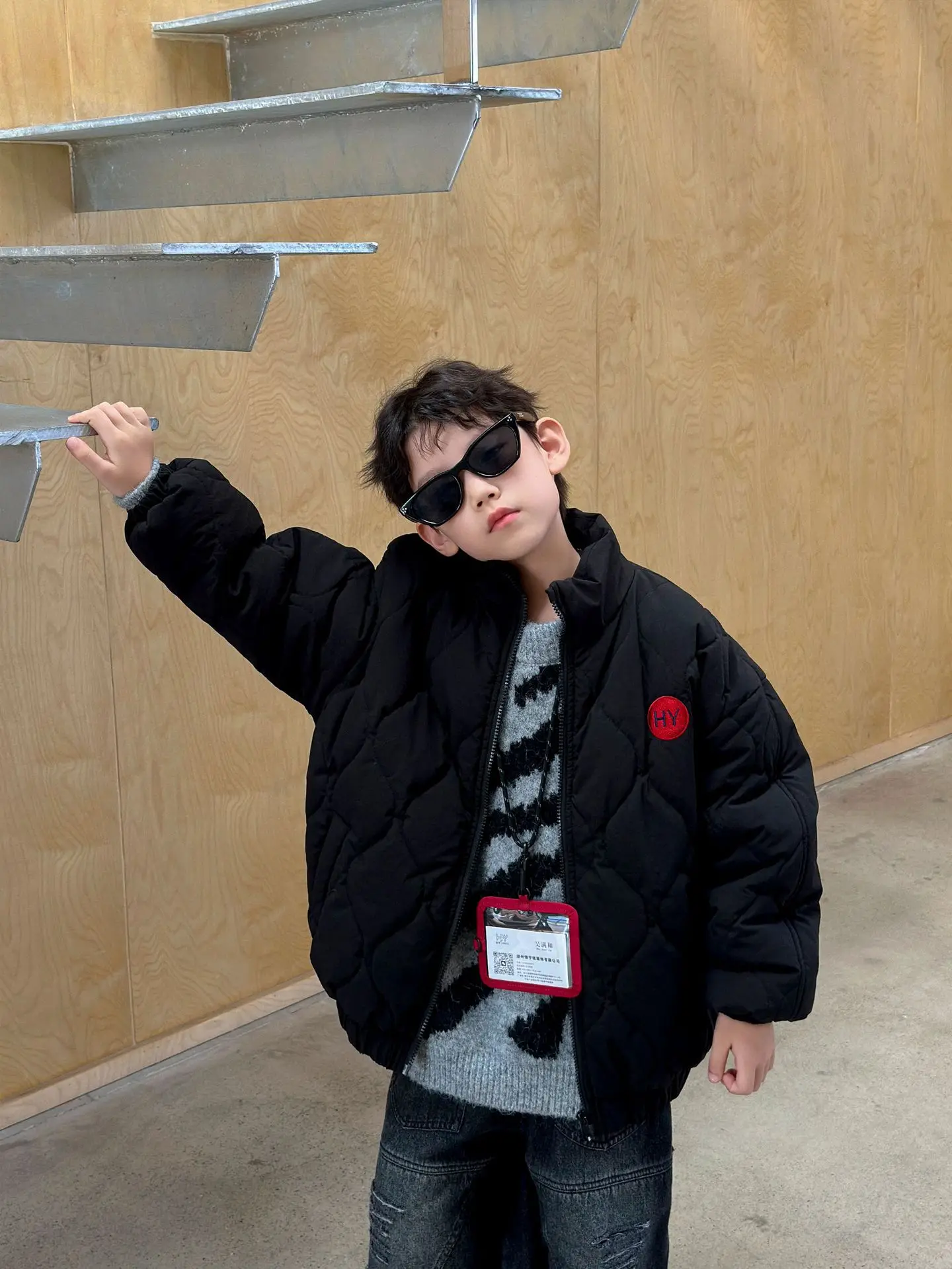 سترة 2025 الخريف والشتاء ملابس الأطفال الجديدة الكورية نمط الفتيان والفتيات موضة الدافئة مخطط البلوزات بسيطة