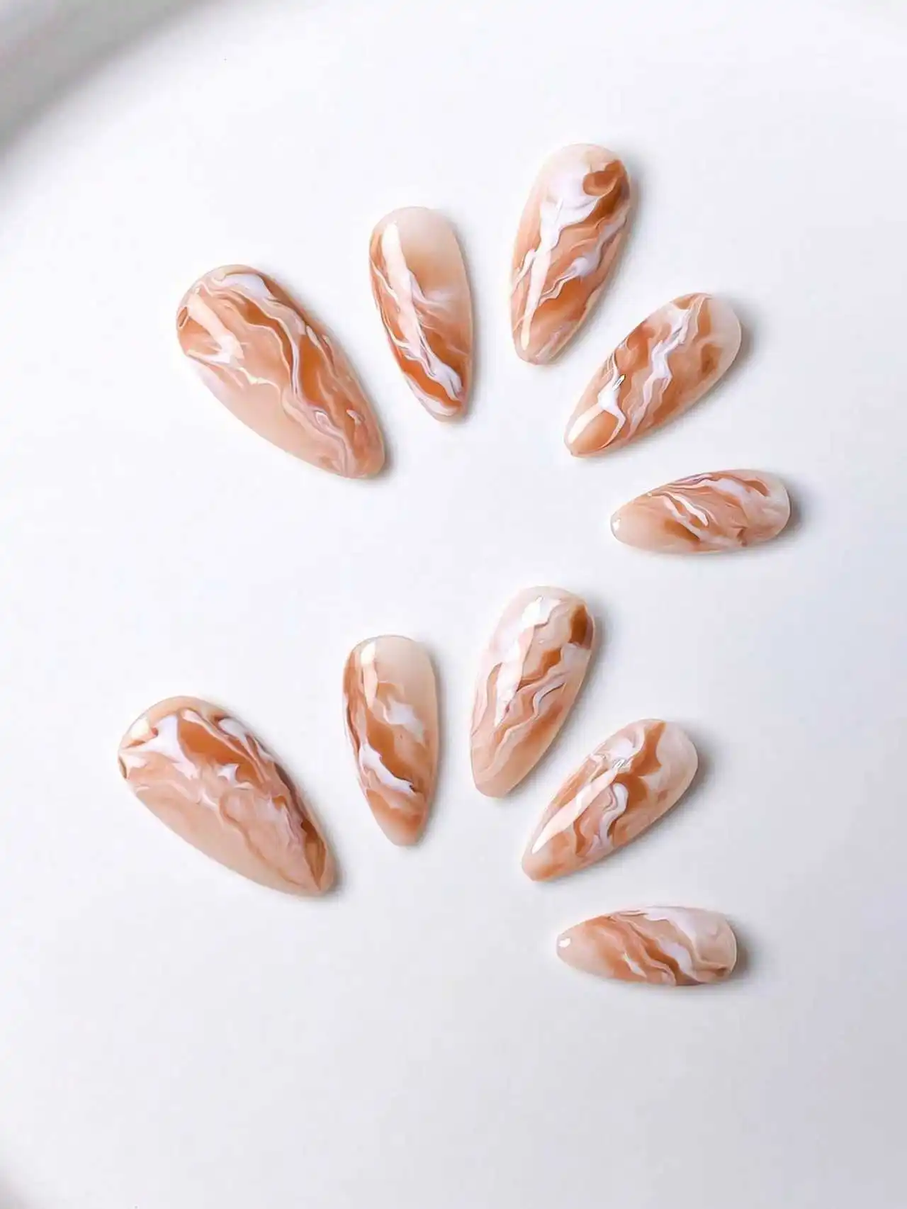10 قطع، أظافر لوز مصنوعة يدويًا، خطوط متدرجة باللونين البني والأبيض، بسيطة ولكنها أنيقة، جودة عالية. #5