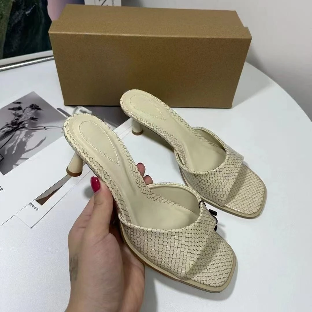 

Женские сабо на каблуке, модные сандалии без шнуровки с квадратным носком и принтом, бежевые кожаные летние туфли на высоком каблуке для вечеринок, нарядная вечерняя одежда