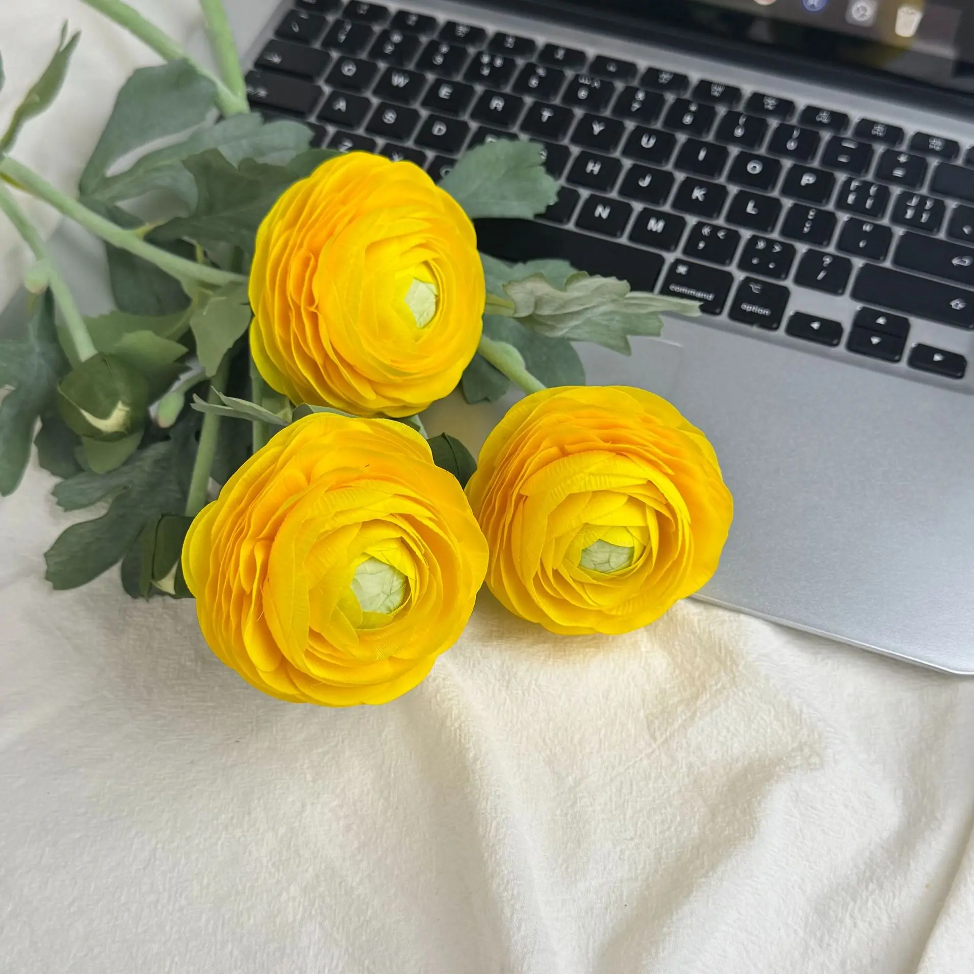4 Stücke, angenehm anzufassen, feuchtigkeitsspendend, 2-köpfige Butterblumen, Dekoration für den Esstisch zu Hause, echt anfühlende künstliche Lotusblumen für Hochzeiten. – Detail 8