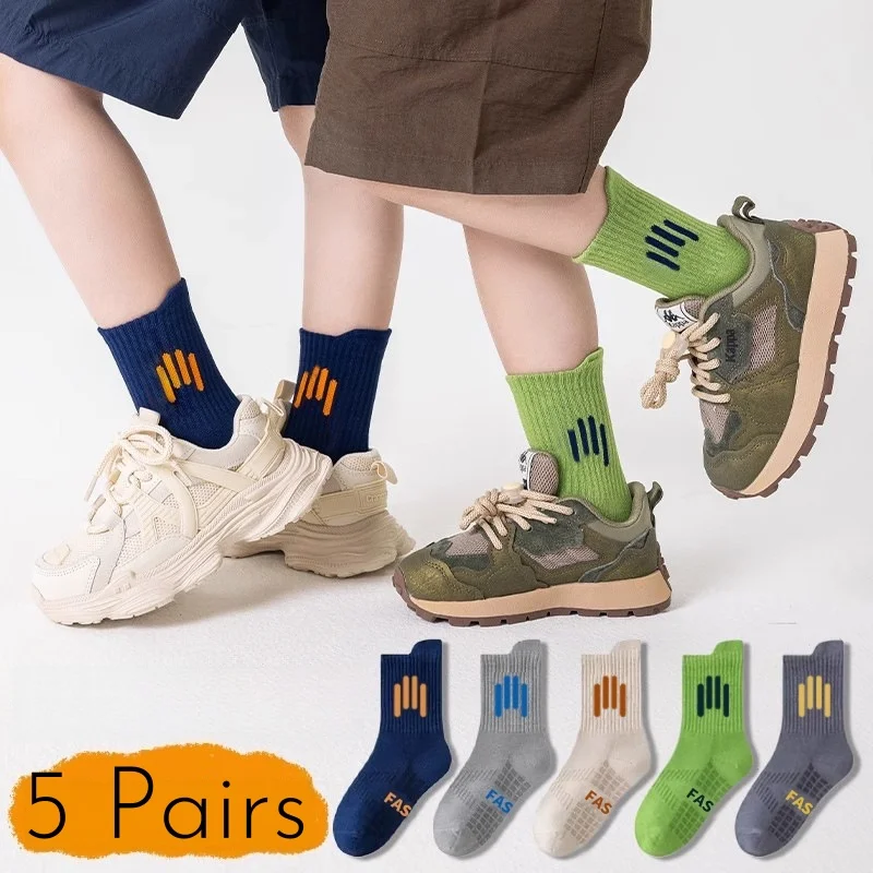 5 Paar Kinder-Sportsocken, Jungensocken mit Buchstabenmuster, aus gekämmter Baumwolle. – Detail 9
