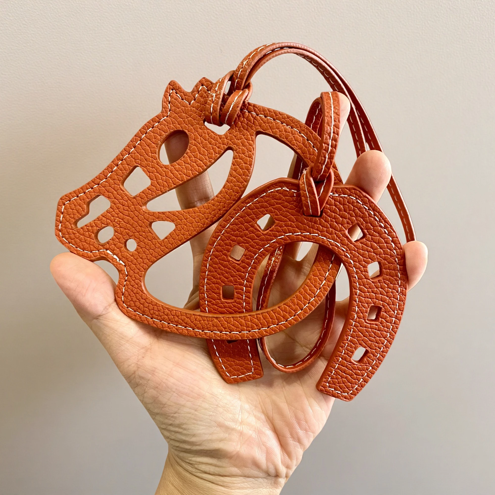 Luxury 2-Piece PU Leather Horse Head and Horseshoe Bag Hanger Set, Matching Fashion Accessory Charm for Purses, Horse Accessory