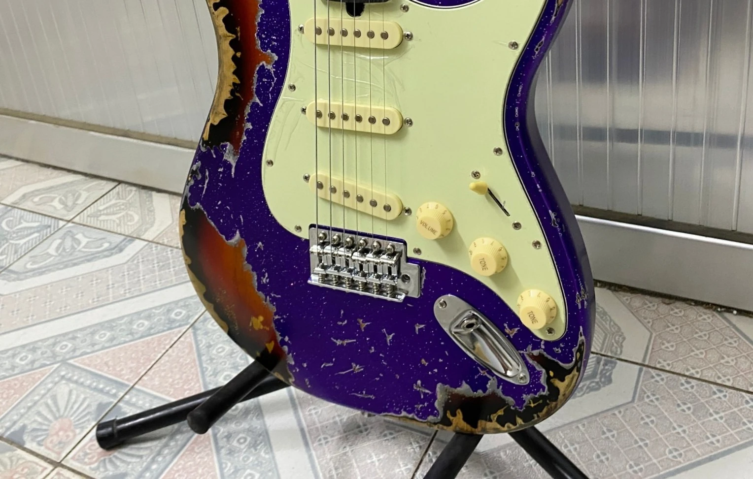Hot high quality Retro Worn Overlay Finish  Guitar Metallic purple,Alder Body real photo guitar