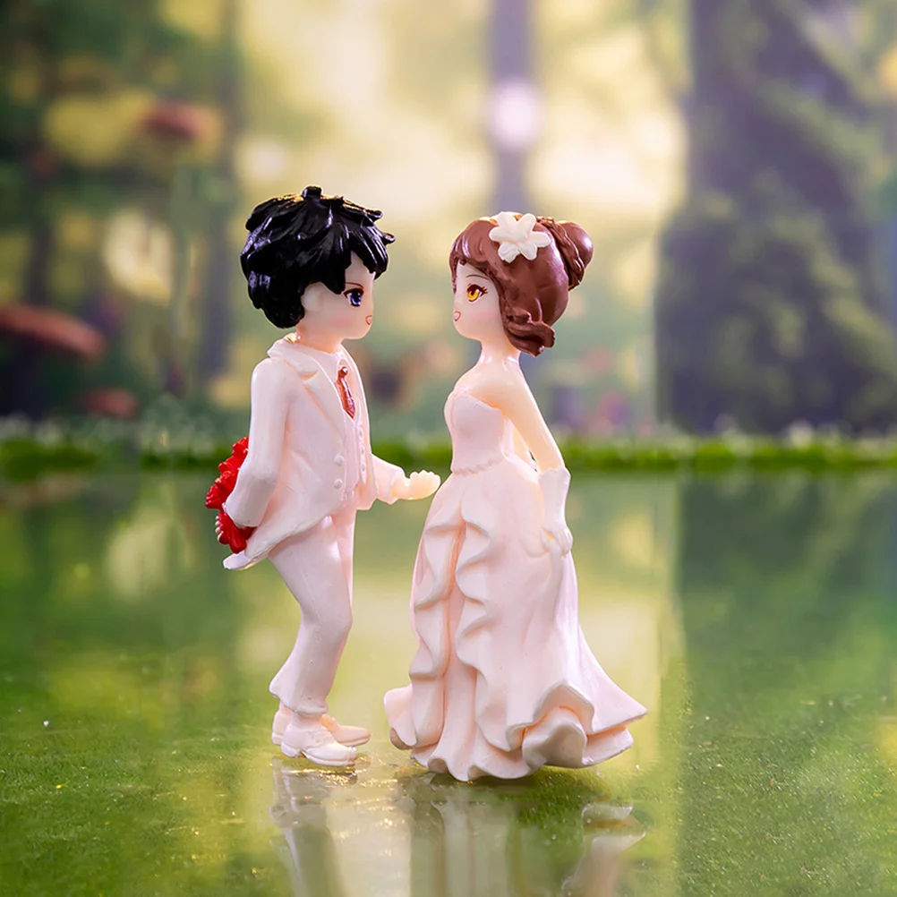 

2Pcs Romantic Couple Figurines Mini Bride Groom Statues Sweet Love Sculptures for Wedding Decor Couples Sculptures