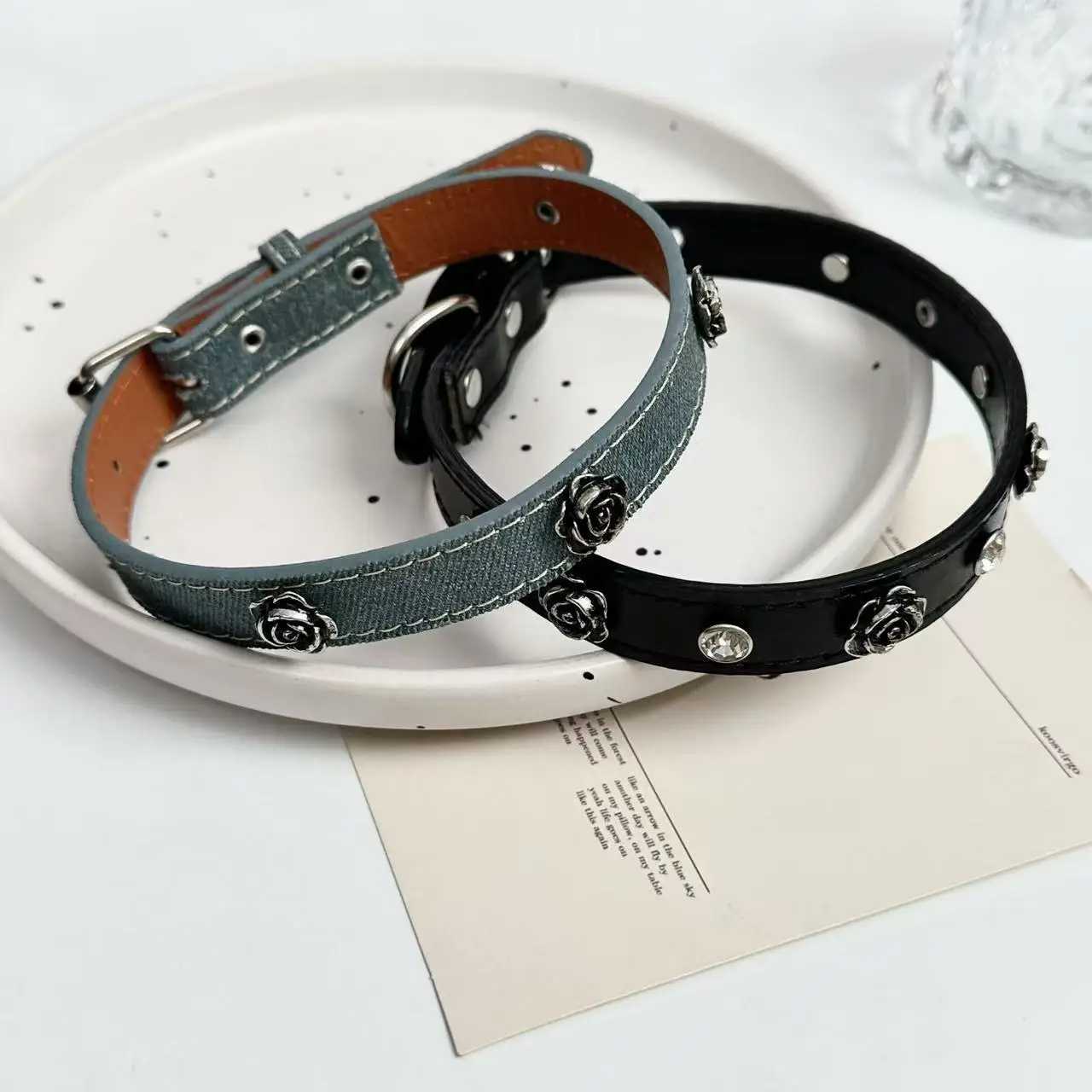 Niche design sense Gothic Punk Personality Simple Flower Black + blue Leather Stainless steel Necklace Clavicle chain