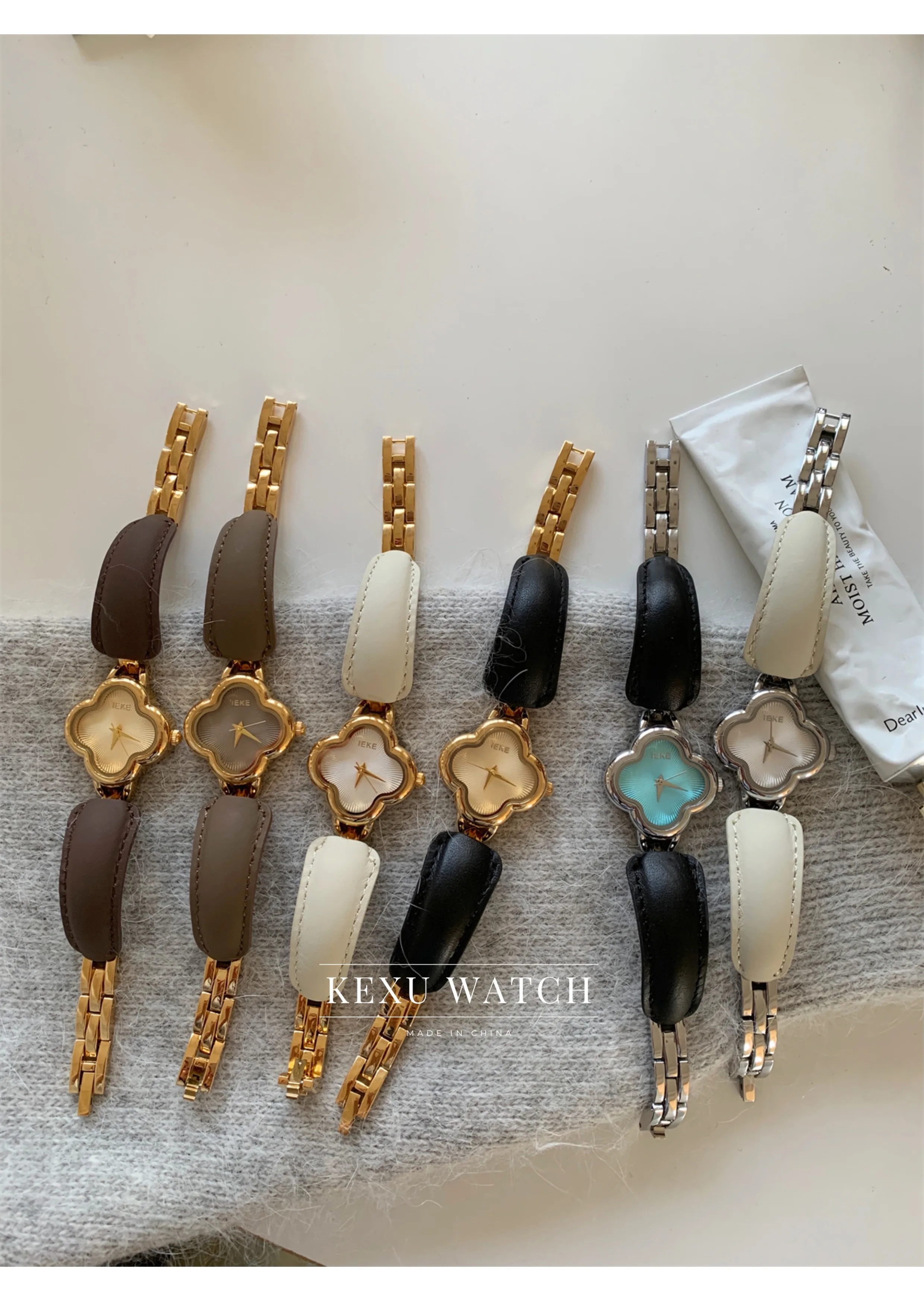 ساعة IEKE ساعة وجه مستوحاة من الطراز البرسيم للنساء، ساعة يد كوارتز أنيقة بمينا أزرق/ذهبي/رمادي/أبيض للسيدات