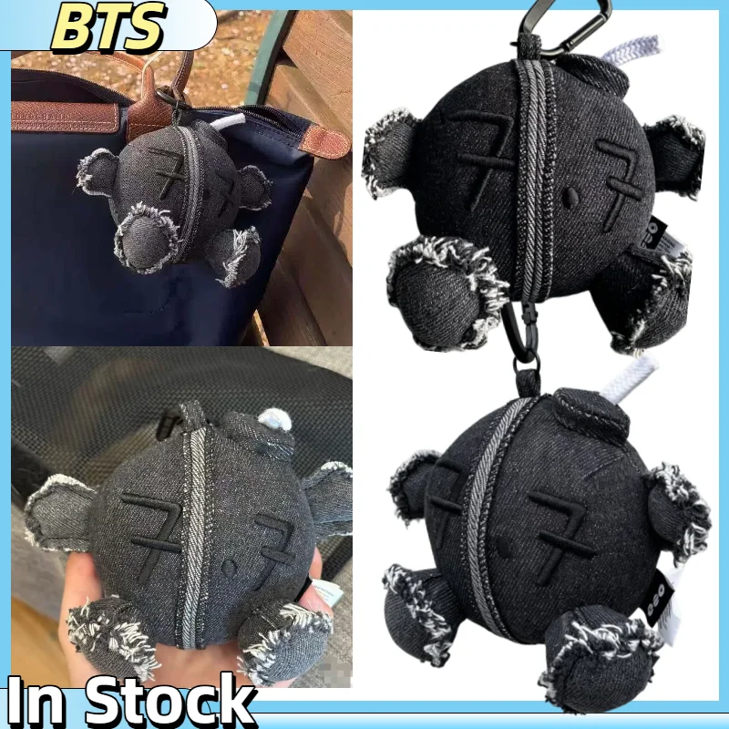 En stock: Llavero colgante de peluche de la gira mundial de BTS, muñeco de peluche de mezclilla negra, muñeco de peluche Kawaii, almohada, regalo de colección para fans.