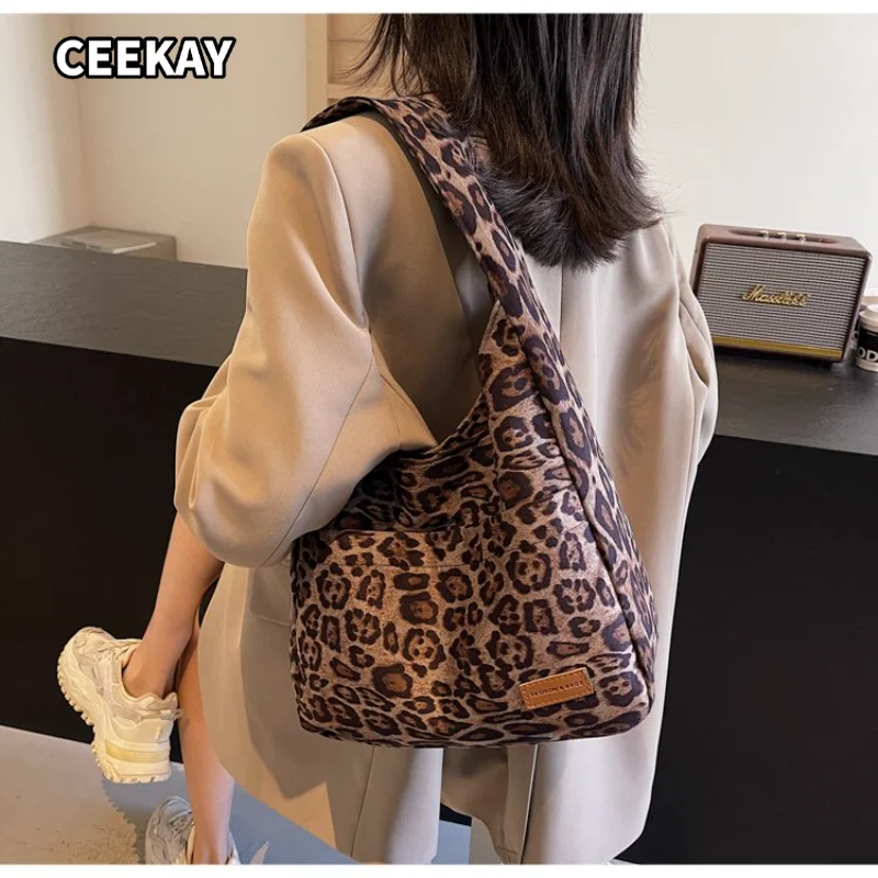 CEEKAY Bolso hobo para mujer, color topo, con estampado de leopardo, bolso de hombro grande, etiqueta de cuero, cremallera, para el día a día, informal, vintage