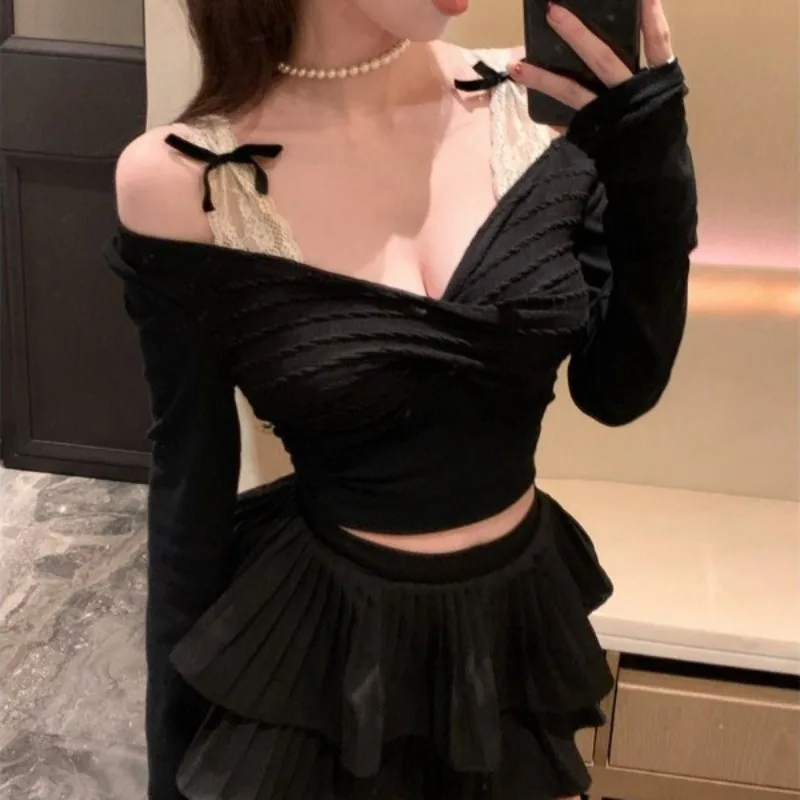 

Pure Lust Style Fake Two-piece Lace Splicing T-shirt for Women in Spring Autumn with Sweet Spicy Off-shoulder Slim Top