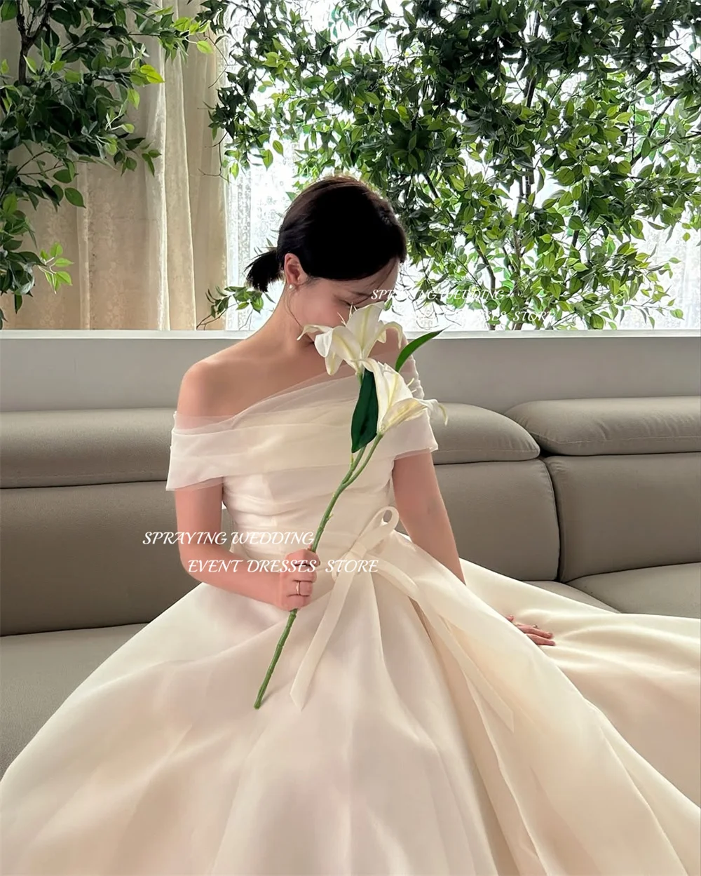 SPRAYING Una linea con spalle scoperte Corea Matrimonio Servizio fotografico Abito in organza Lunghezza pavimento Piega Abiti da sposa Corsetto Dende Personalizzato