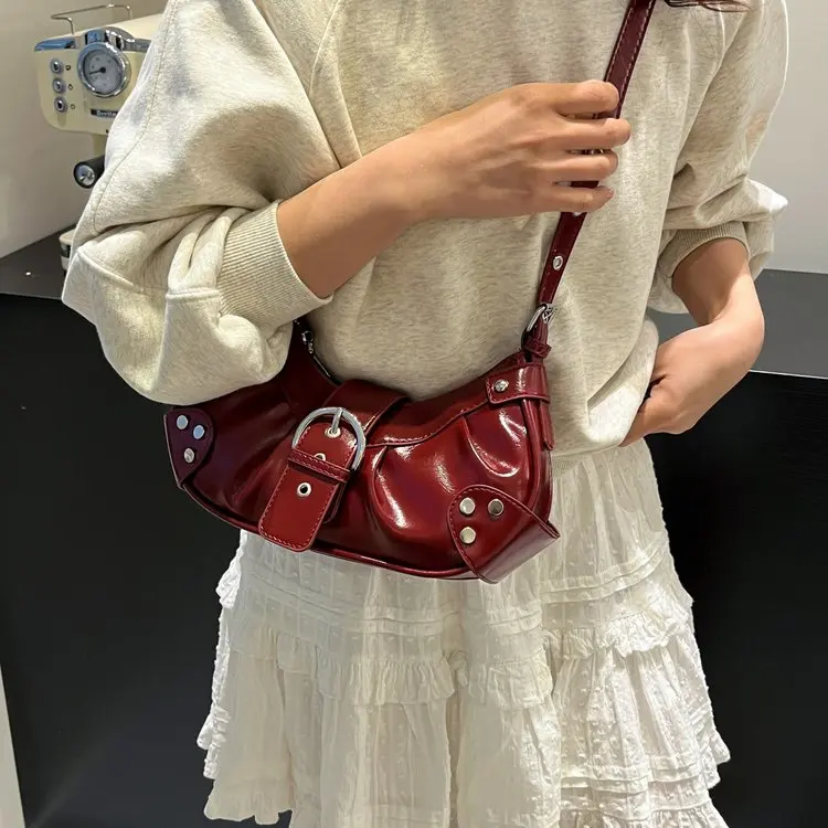 

2026 New Fashion Women's Commuter Bag, Retro Spice Girl Motorcycle Trend, Rivet Crescent Pleated Underarm Bag