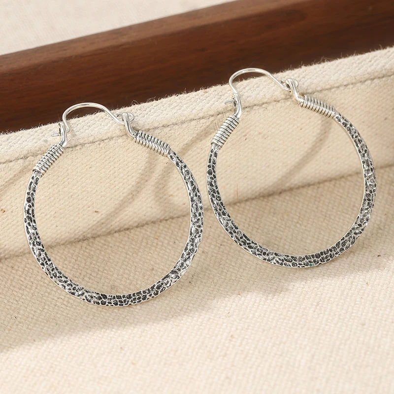 زوج واحد من الأقراط المستديرة الرجعية على الطراز العرقي، وإكسسوارات المجوهرات الإبداعية للمهرجانات والحفلات، والأقراط القبلية