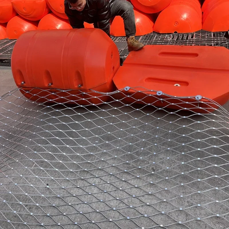 Rollover-resistant polyethylene plastic floating bucket