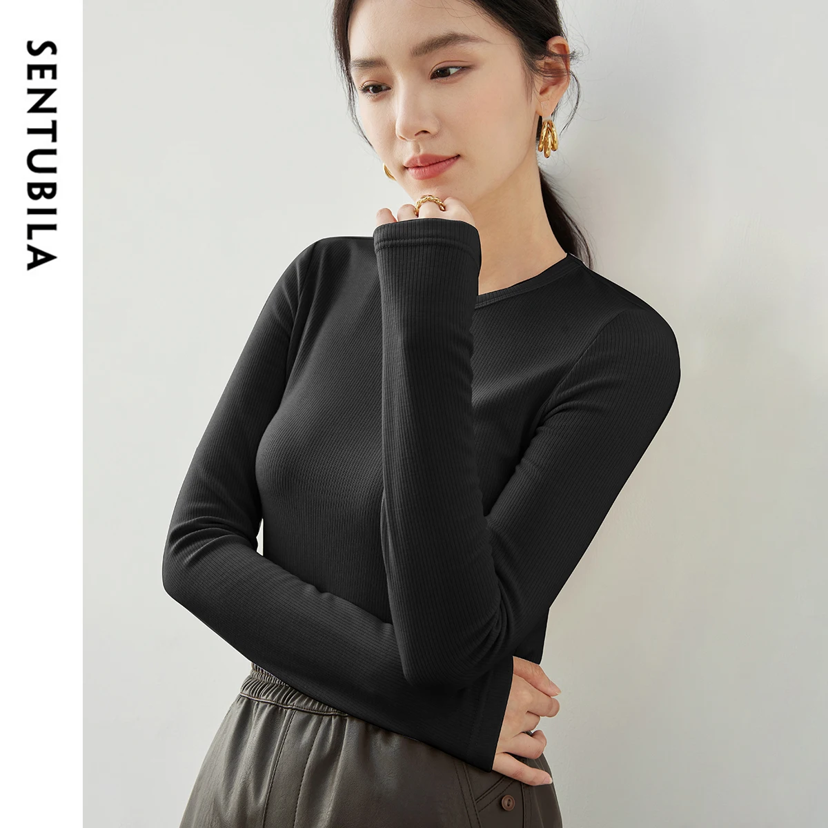 เสื้อยืด SENTUBILA รุ่น Simple Basics สำหรับผู้หญิง ฤดูใบไม้ผลิ/ฤดูใบไม้ร่วง ปี 2025 สีดำ ผ้าถัก แขนยาว เสื้อสวมหัว เสื้อยืด เสื้อผ้าผู้หญิง รุ่น 143T56855