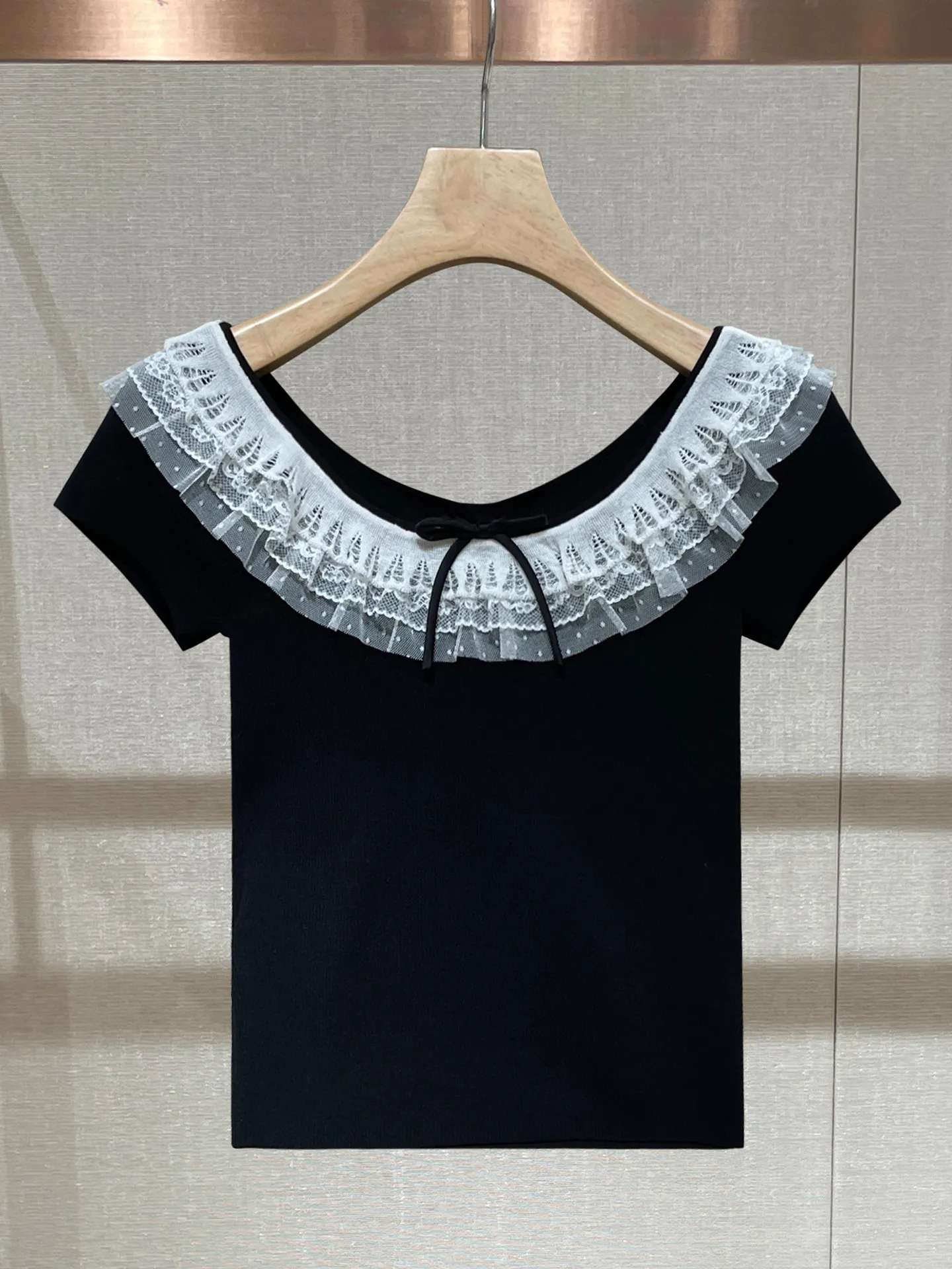 Contrasting lace ruffle edge slim-fitting short-sleeved knitted sweater