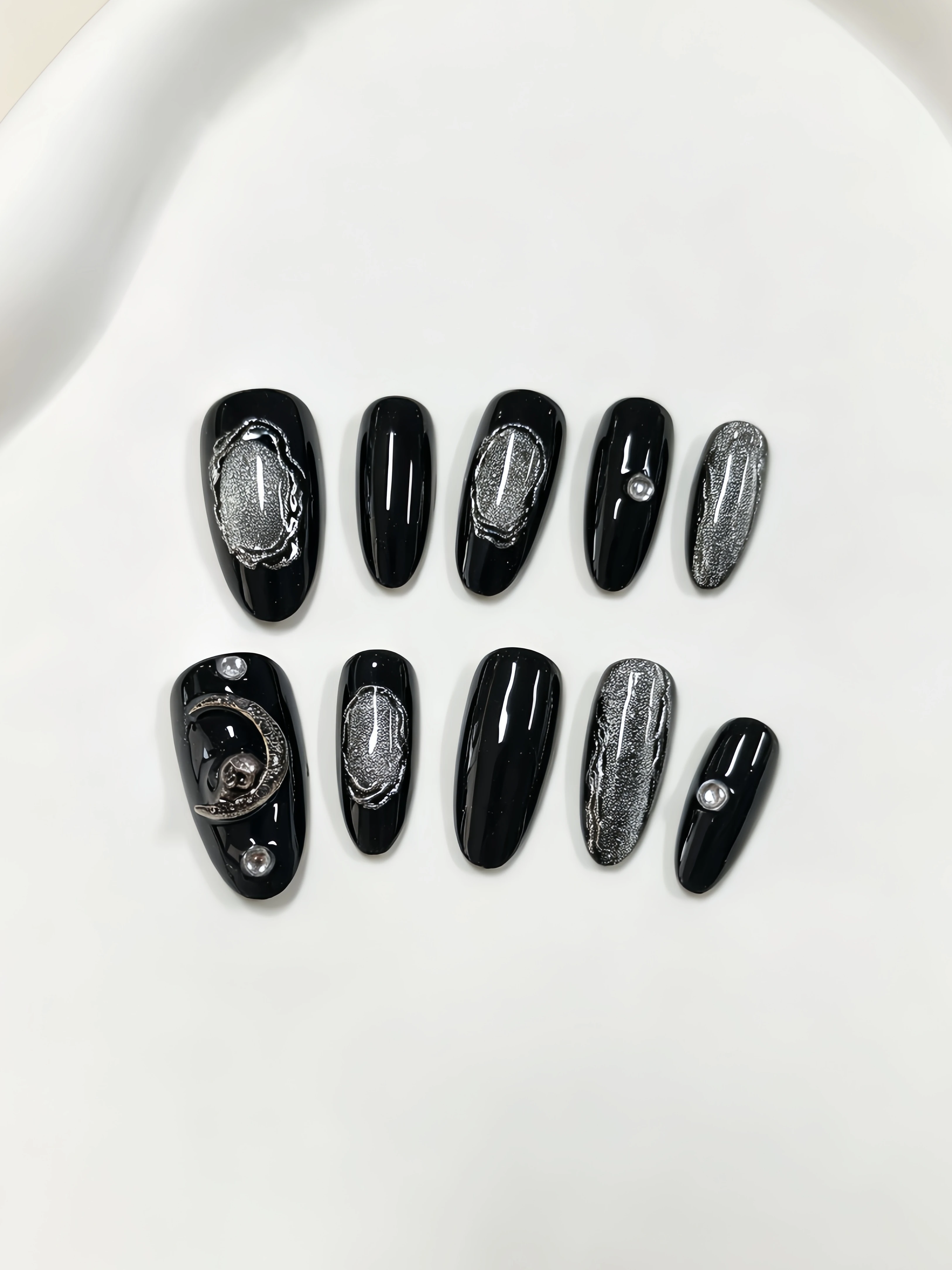 アーモンド型のつけ爪10枚、ピュアブラックにシルバーグリッタ - Nail Art Eye Cat のレビューと価格