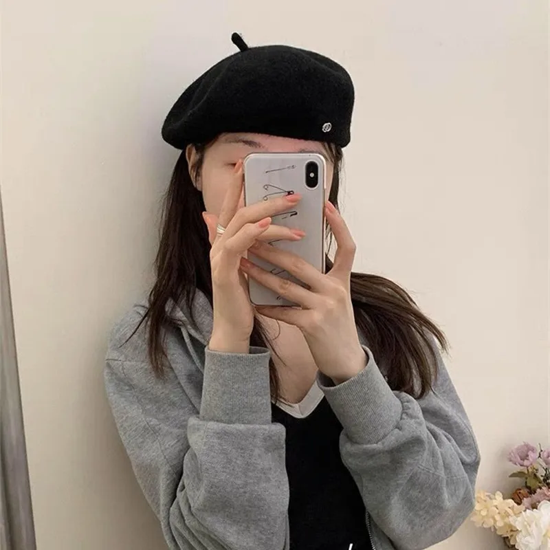 2024 New Wool Beret Women's Spring and Autumn British Octagonal Painter Wool Hat Winter Face Small Black Bud Hat