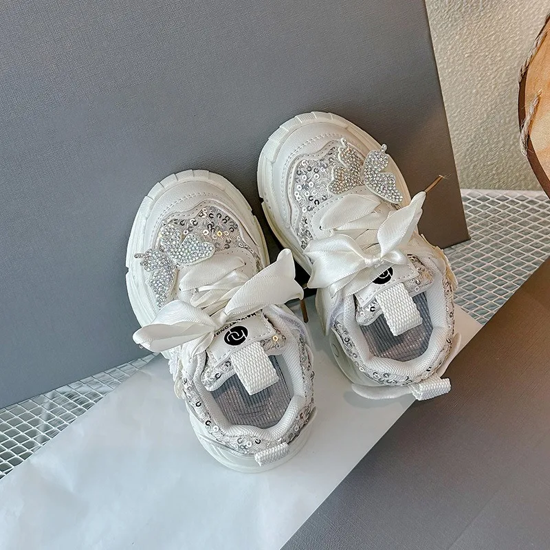أحذية رياضية للفتيات 2025 ربيع وخريف جديد مطرزة على شكل فراشة قابلة للتنفس خفيفة الوزن كاجوال أحذية أطفال عصرية