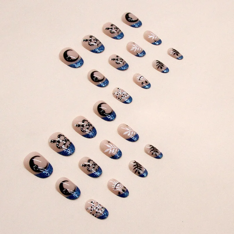 24 قطعة من الضغط البيضاوي القصير على الأظافر - حدود زرقاء لامعة مع طباعة ثعبان أسود/أبيض وأنماط أوراق الشجر |   أسلوب منفعل وساحر