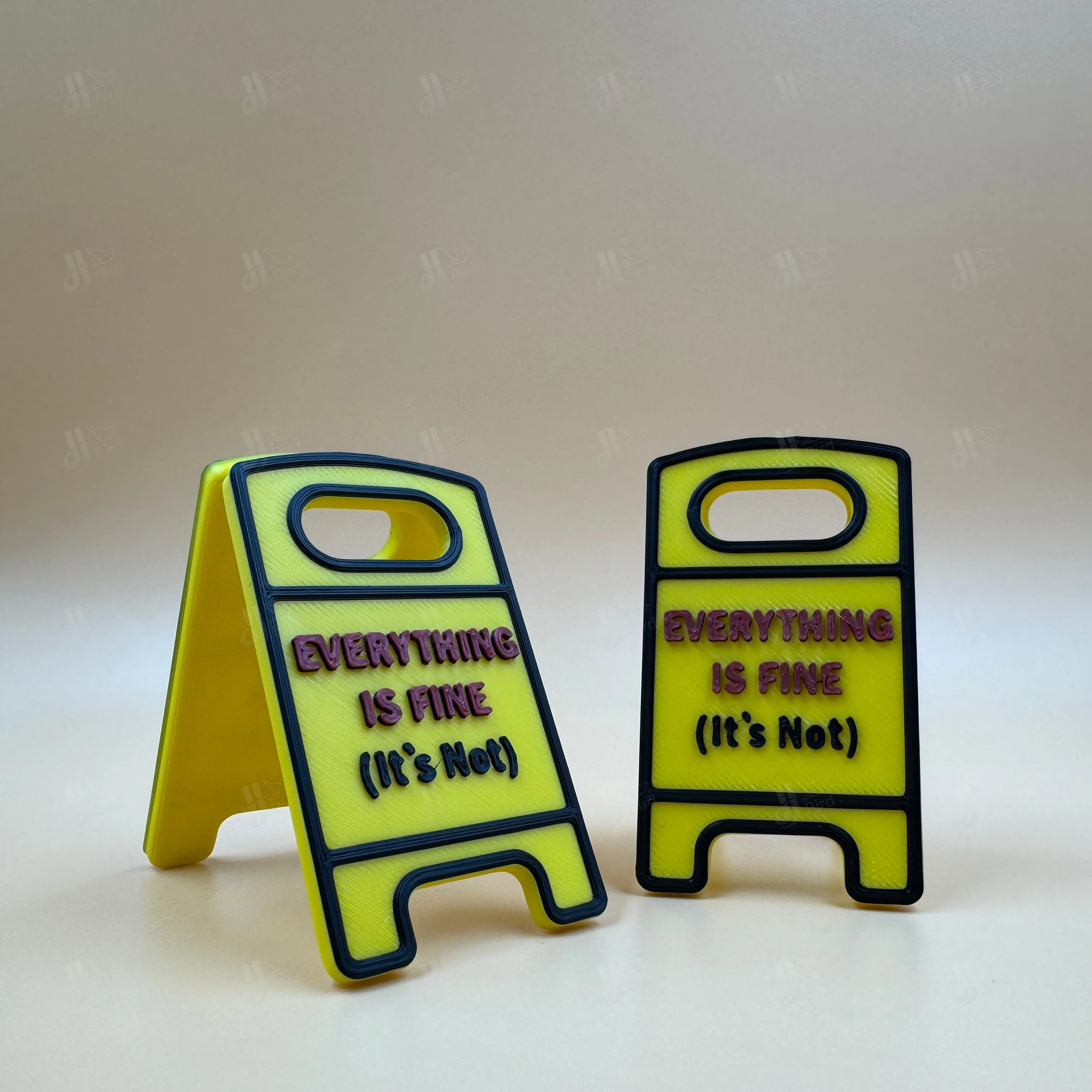 قطعة واحدة من تمثال إطار على شكل حرف A باللون الأصفر والأسود "كل شيء جيدًا (ليست)، مناسب لتزيين سطح المكتب والمكتب والمكتب.