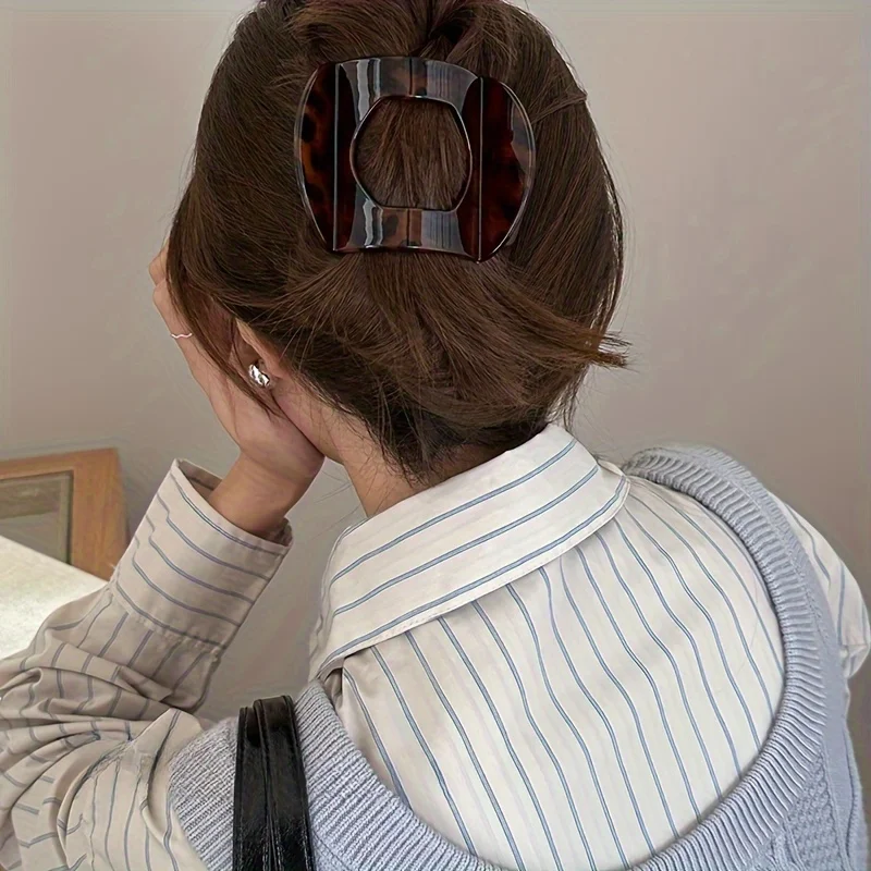 2-teiliges Set einfacher ovaler Haarspangen für Damen, mit einem hochwertigen Gefühl an der Rückseite des Kopfes und einer geraden Klammer. – Detail 5