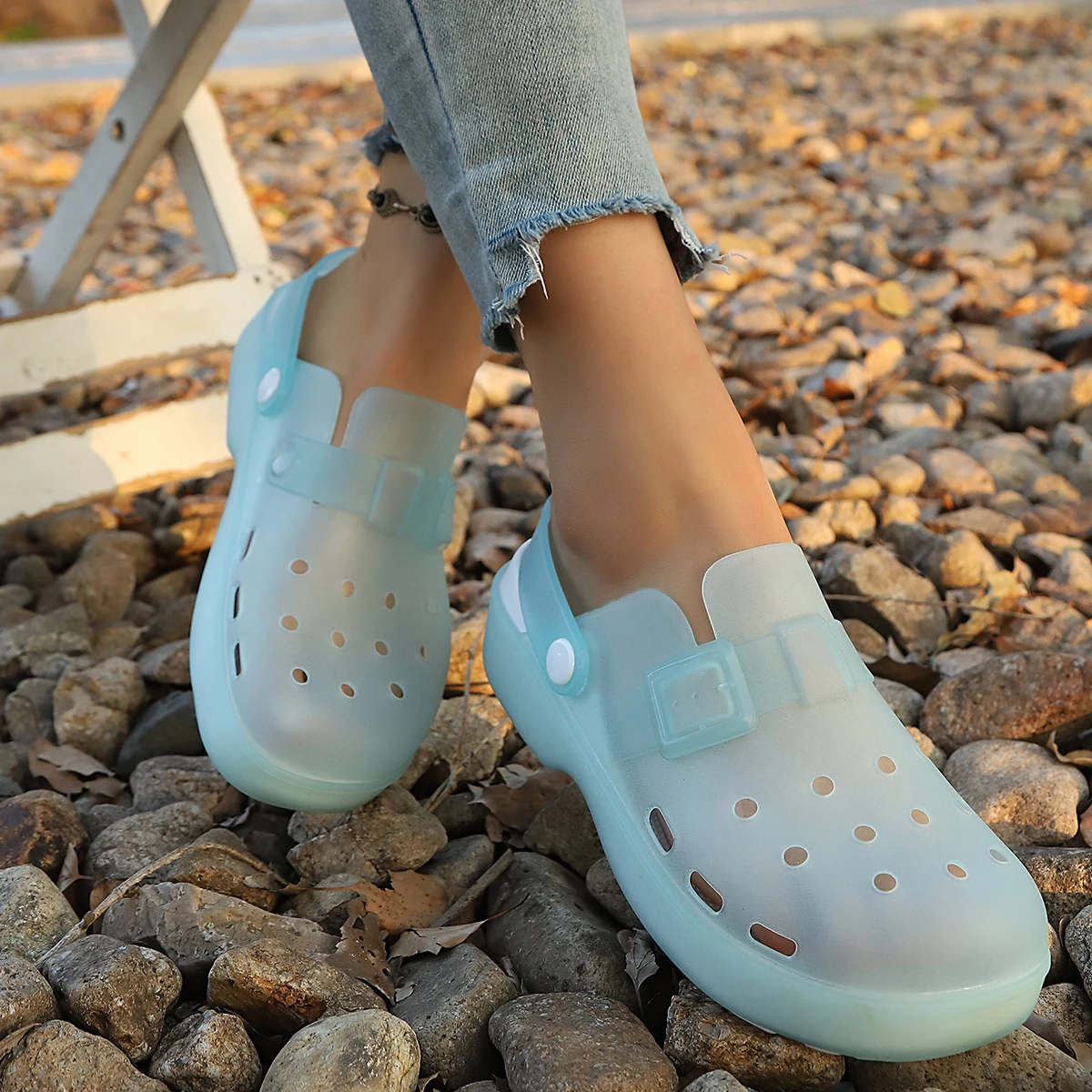 Damen Clogs mit Aussparungen - Bequeme Slip-On Strandsandalen mit verstellbarem Schnallenriemen für lässiges Outdoor-Tragen