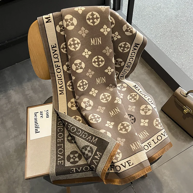 ผ้าพันคอพิมพ์ลายสไตล์เกาหลี ปี 2025 ผ้าแคชเมียร์เทียม 2-in-1 ใช้ได้ทั้งแบบพันและแบบคลุมไหล่ ผ้าพันคอหนาสองด้านสำหรับฤดูหนาวสำหรับผู้หญิง เนื้อนุ่มและอุ่น