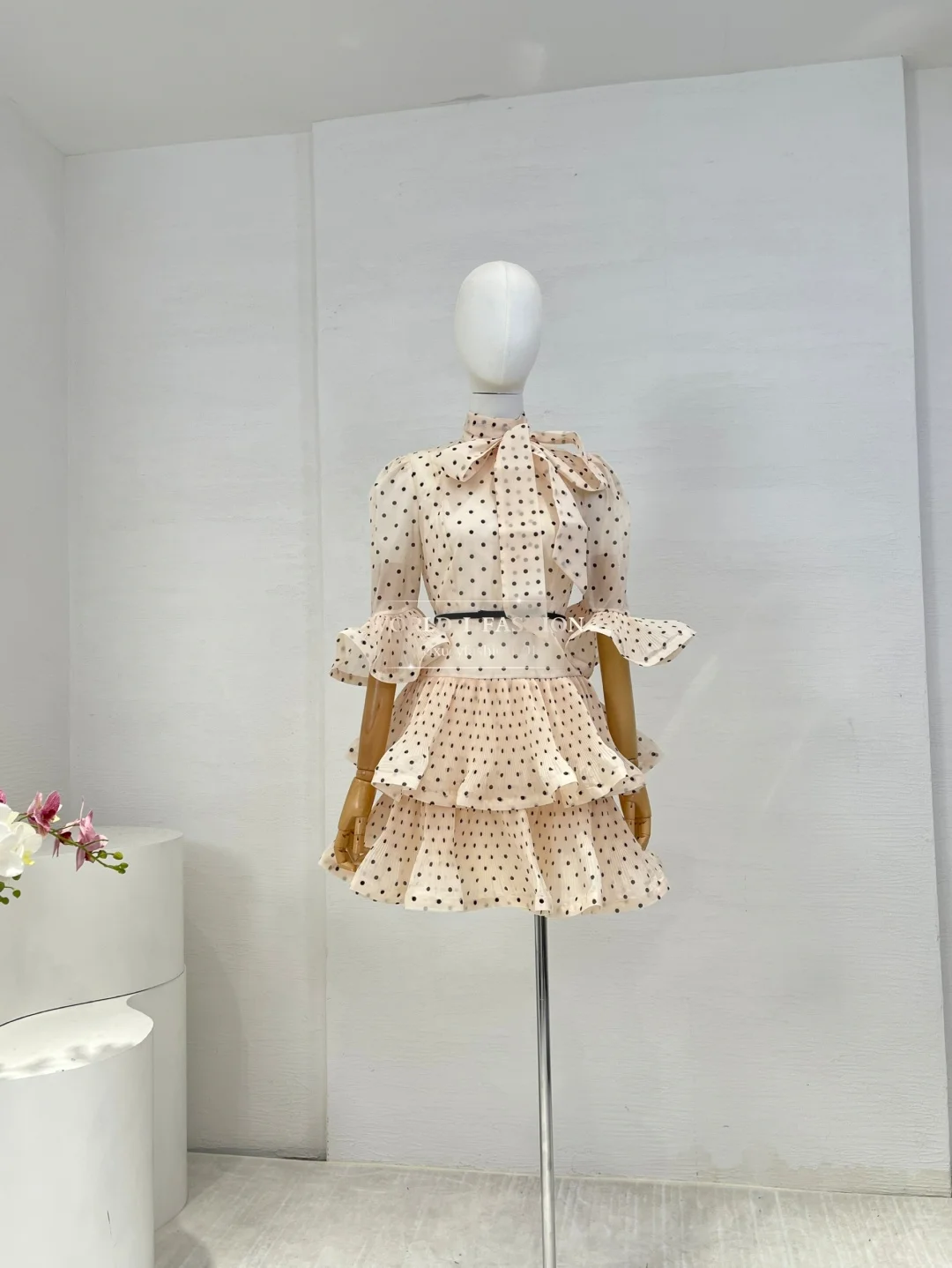 Mini abito con scollo a V a maniche lunghe con stampa floreale nera 2025 Nuovo design