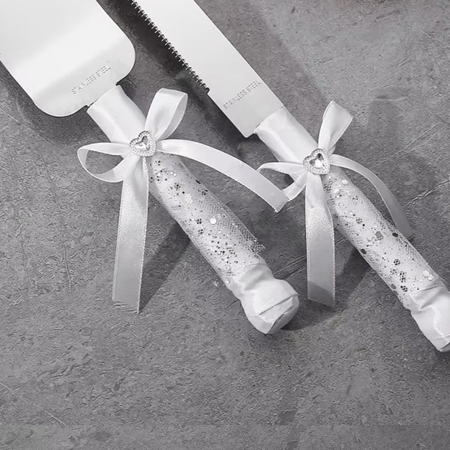 A box of wedding spatulas, sparkling heart diamond decorations, fashionable wedding supplies, suitable for bridal cake cutting,