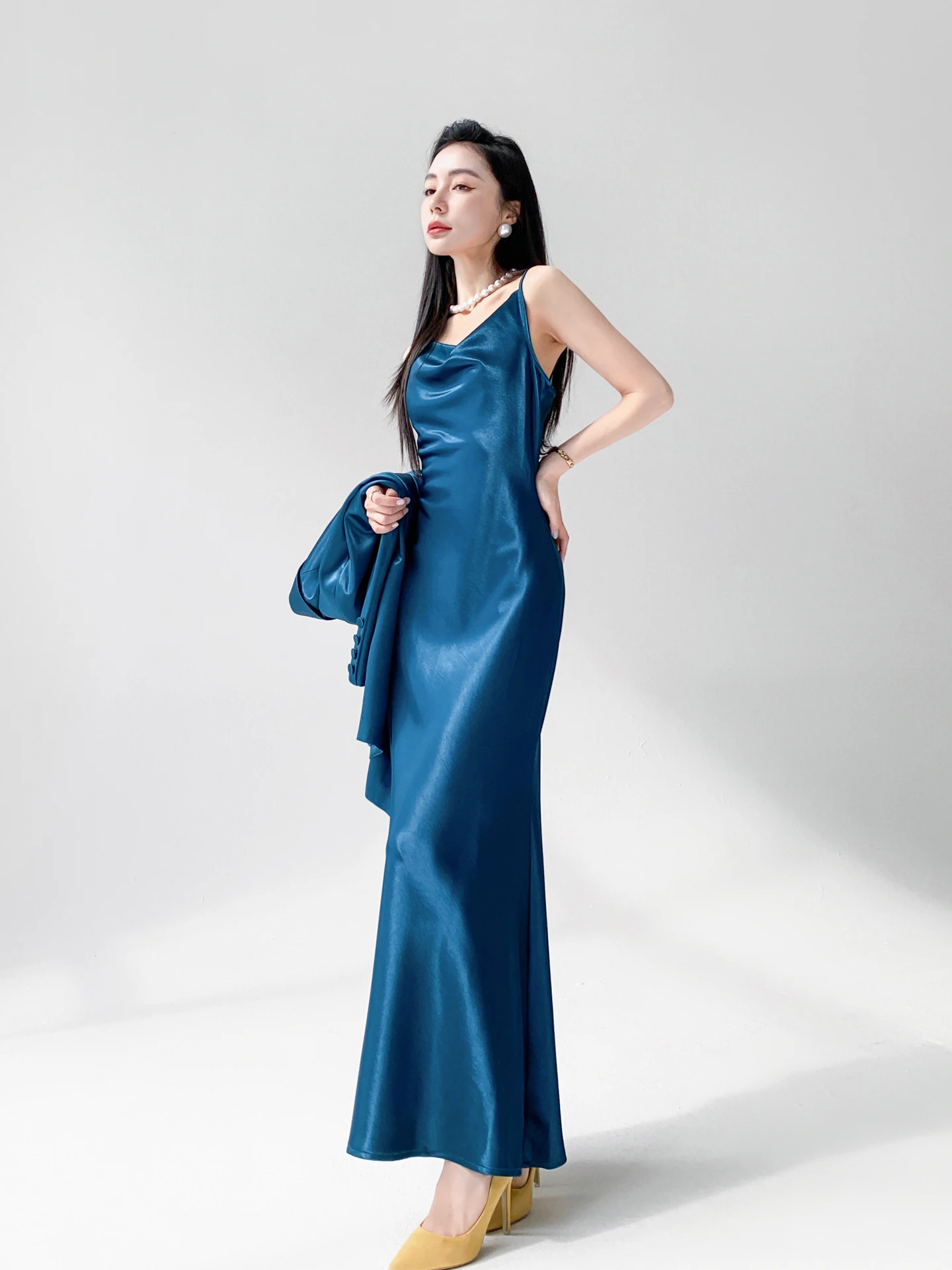 

Aksaya Ele Blue Satin Strapl Dr Slimming High Waist Gown for Women Summer Faion Ci Commute Date Par Casual Wear