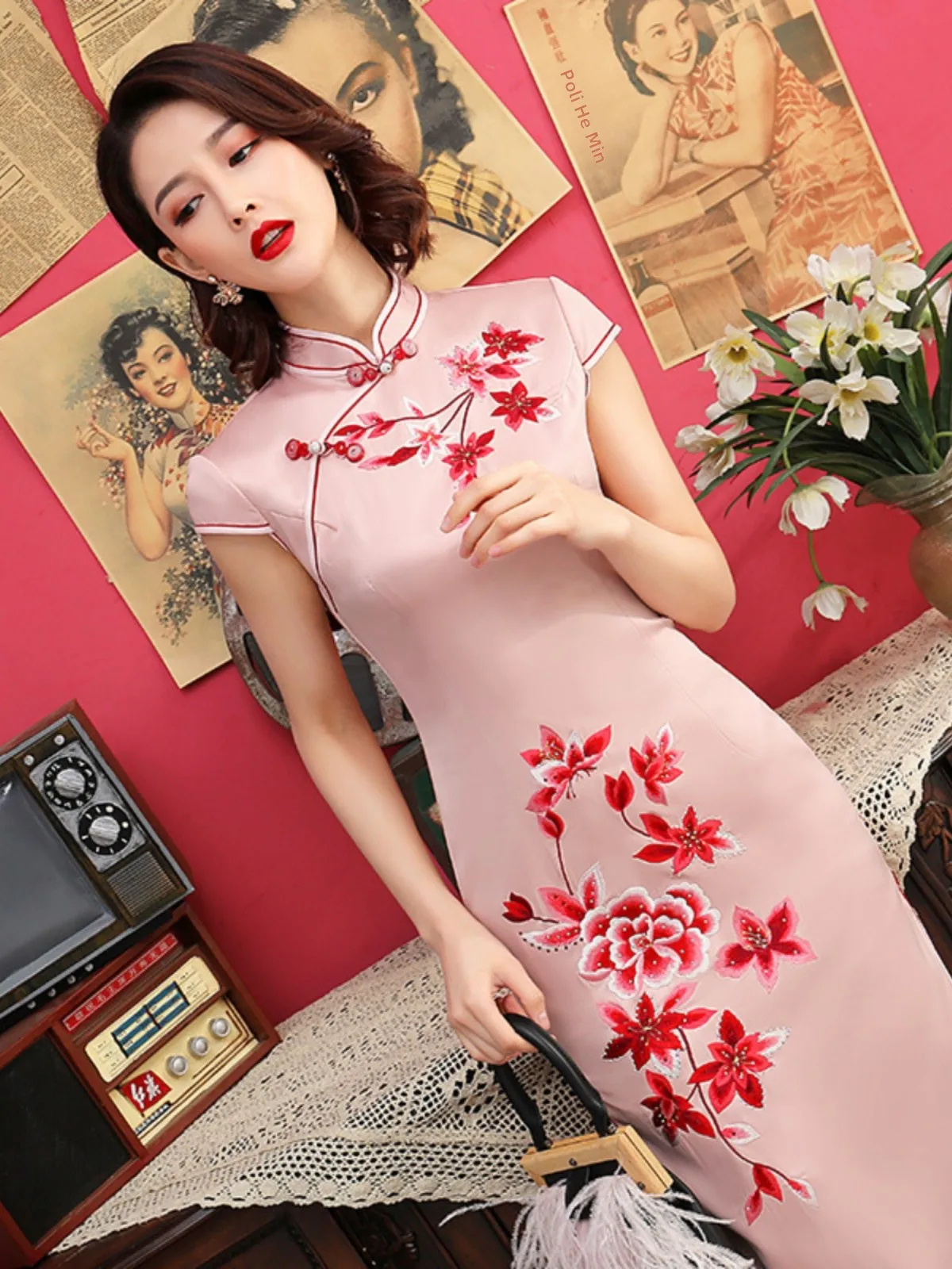 

Ele Heavy Silk Bead Embroidered Qipao Dr Faionable Reformed Sle Slimming Design ort Sve High Slit Daily Wear