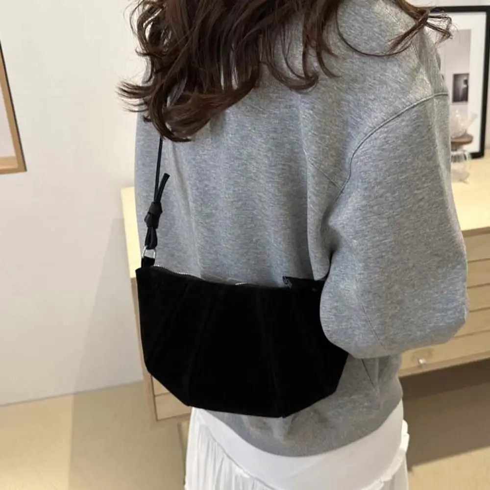 حقيبة كروس أنيقة على شكل كرواسون حقيبة كتف بنية صغيرة حزمة صغيرة من البولي يوريثان غير اللامع حقيبة زلابية بلون سادة على الطراز الكوري للسيدات #2