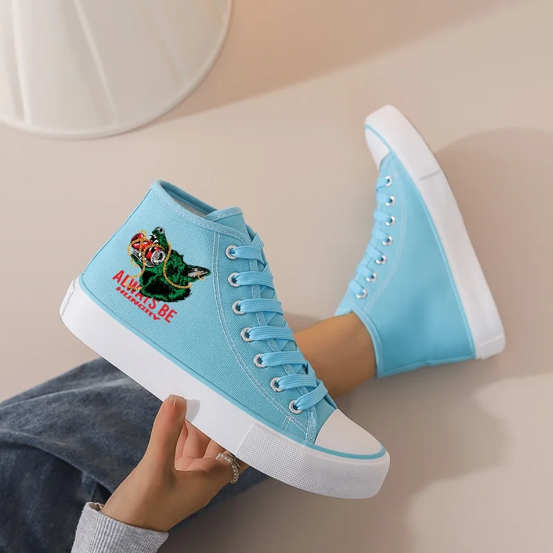 

Женские синие высокие парусиновые кроссовки: платформа с вышивкой мультфильмов. Круглый носок на шнуровке для повседневного, кампуса и повседневного ношения.