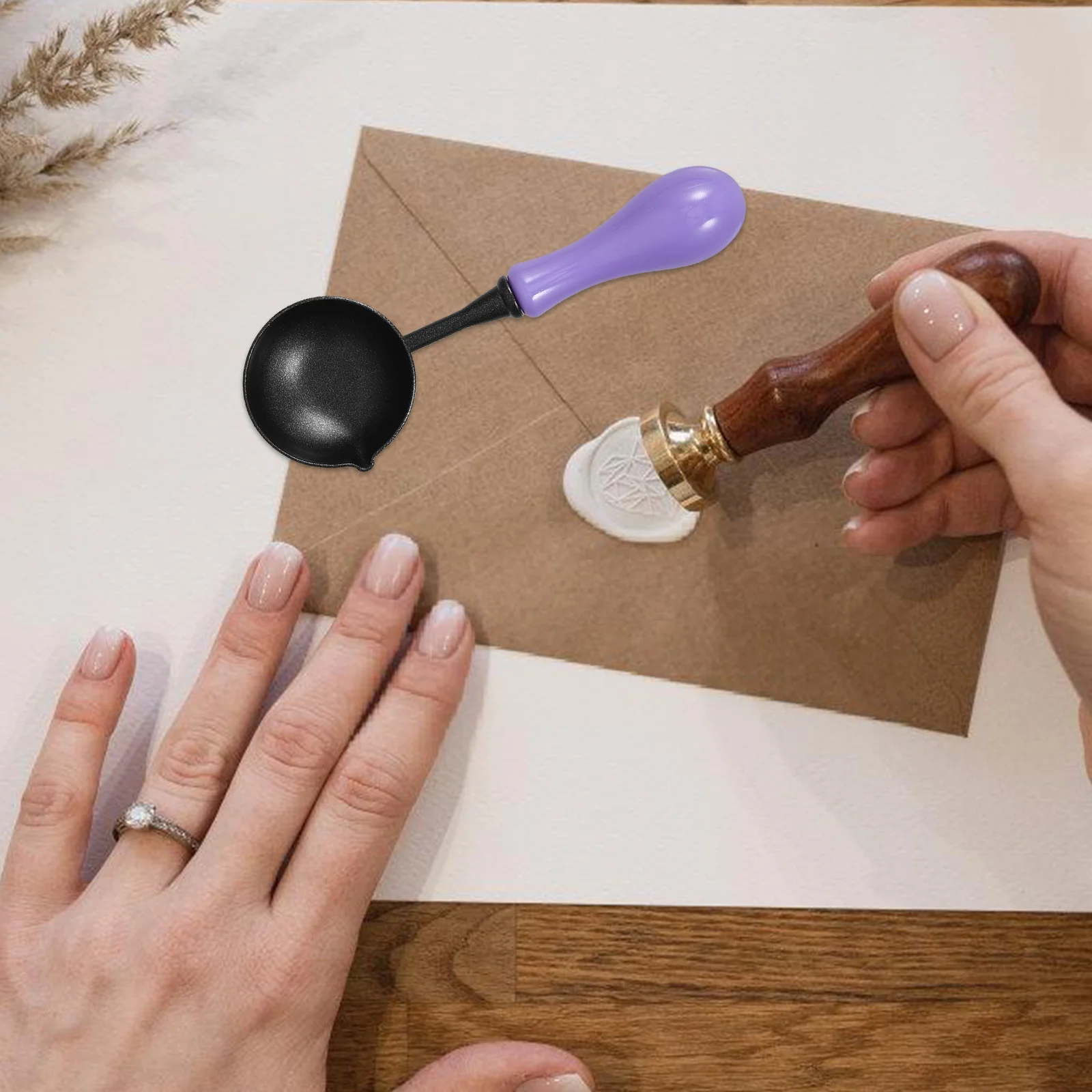 ملعقة ختم شمع محمولة غير لاصقة، تصميم مريح لسهولة التنظيف والتحكم الدقيق، مثالية لدليل الأظرف اليدوية