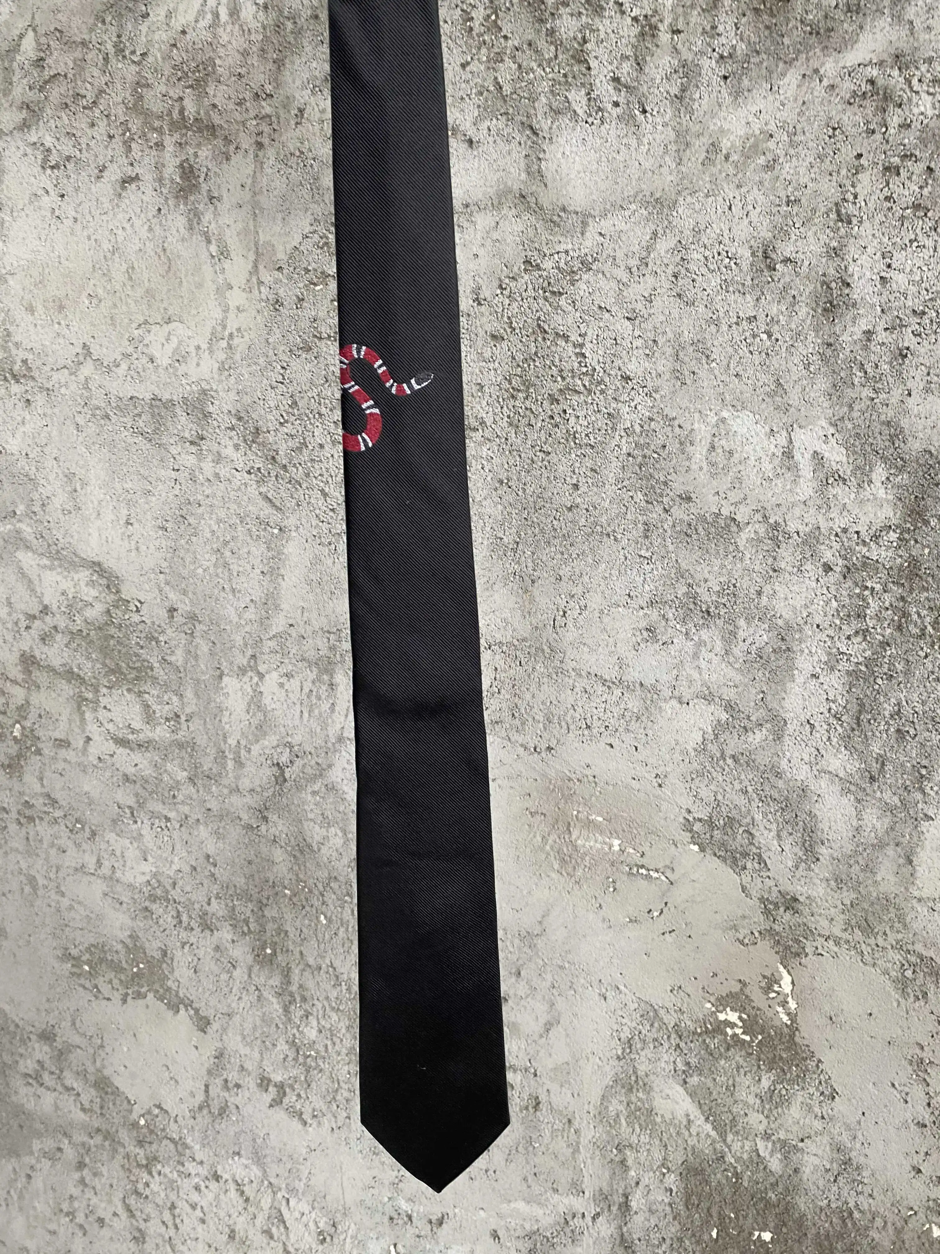 Ein edles und nischendes Designer-Bankett mit Schlangenmuster aus Jacquard-Stickerei aus Seide