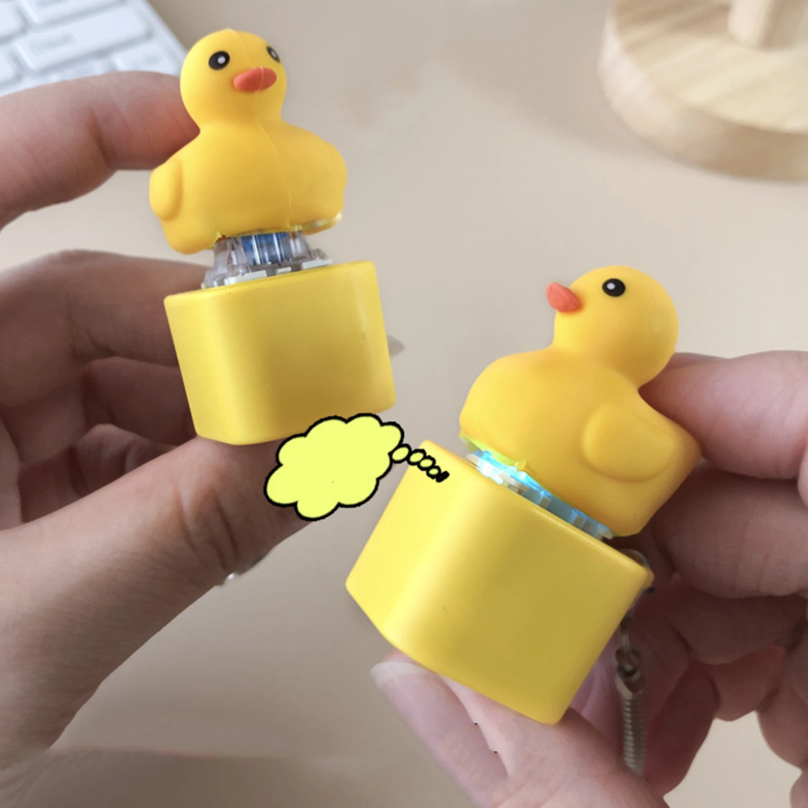 1pc Duckling Quack Fidgety 장난감, 오리 키보드 Keycap 조절기 래틀 버튼 사운드 키 체인 배낭 장식