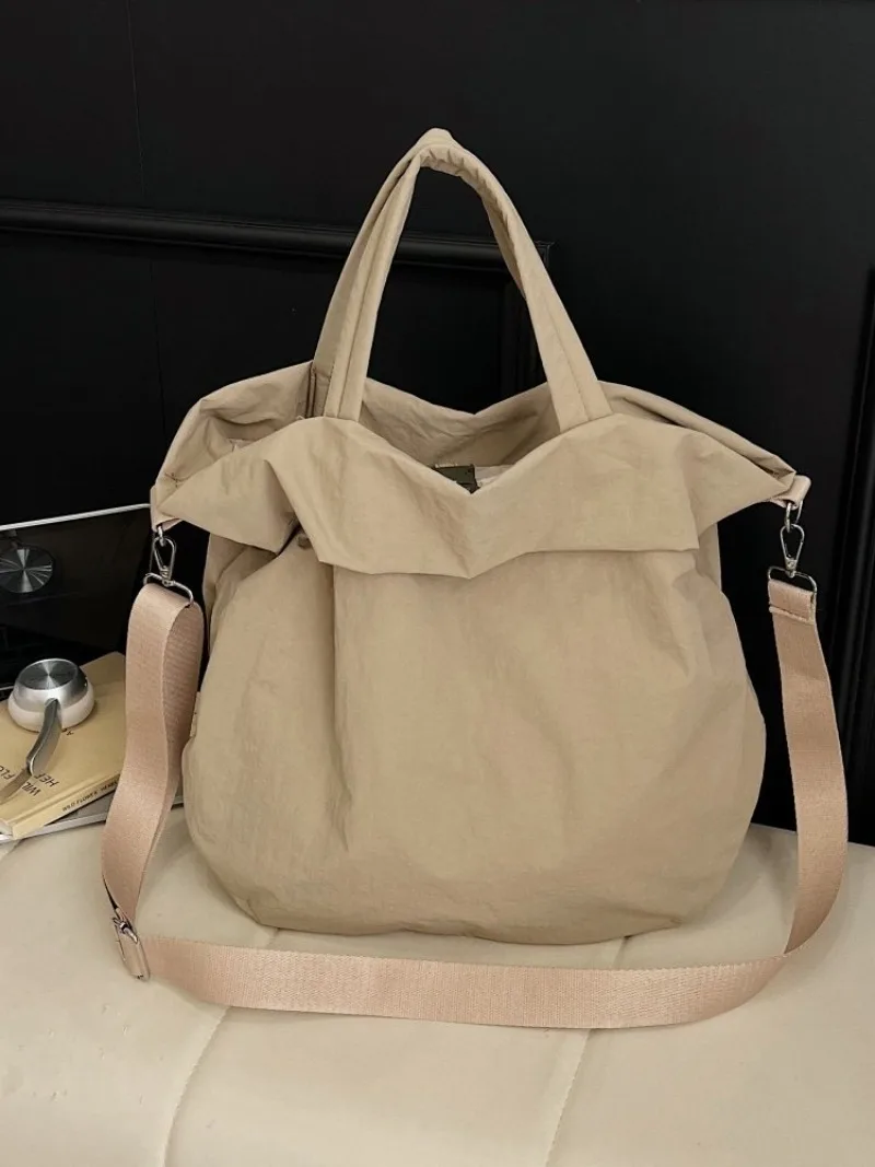 CEEKAY Mattschwarze, gekräuselte Nylon-Umhängetasche, übergroße, weiche Umhängetasche mit einfacher Überschlagöffnung, breiter, verstellbarer Stoffriemen, lässige Handtasche – Detail 2