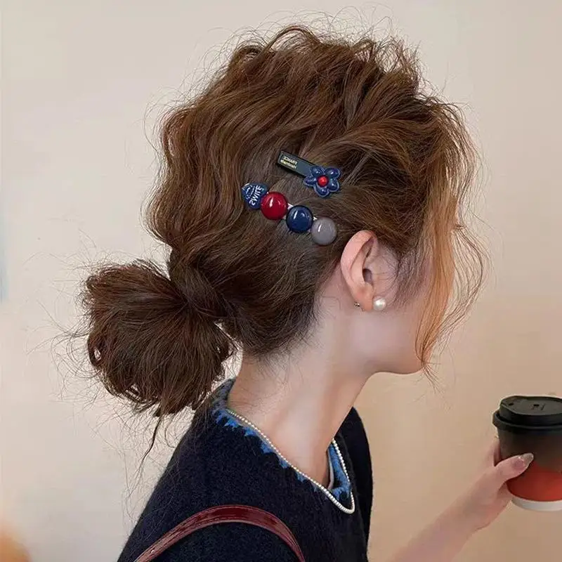 2-teiliges Set handgefertigter Haarspangen mit Blumendekor und rutschfestem Griff, perfekt für den täglichen Gebrauch und Partyfrisuren für Frauen und Mädchen. – Detail 2
