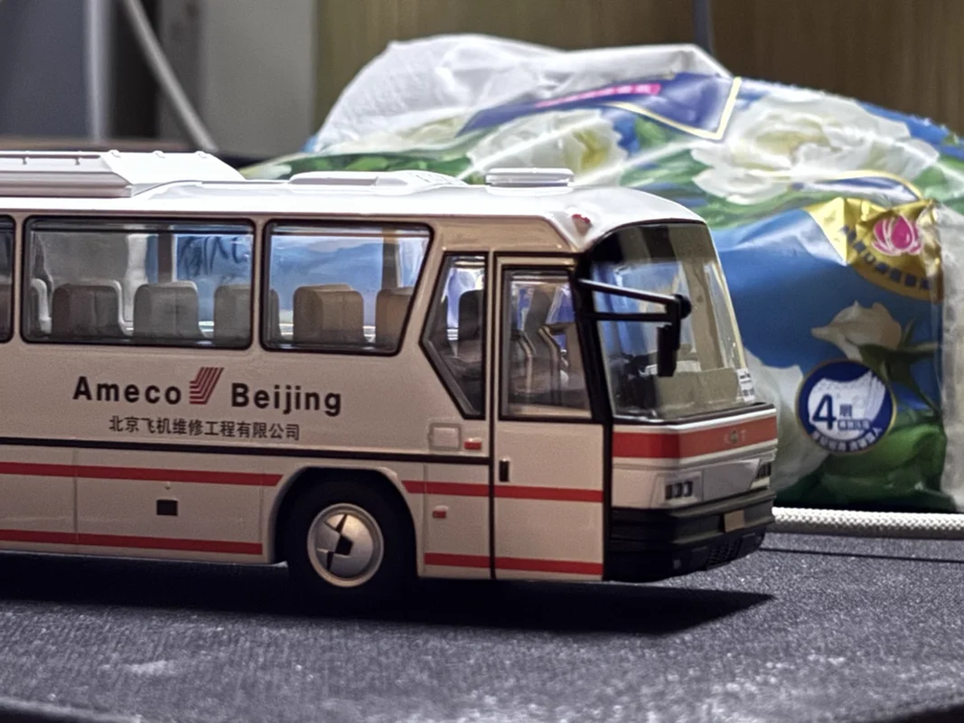 

XCARTOYS 1/64 Scale Northern BFC6120 Luxury Tourist Car Alloy Model Non-Remote Control Play Vehicle Toy Collectible Miniature