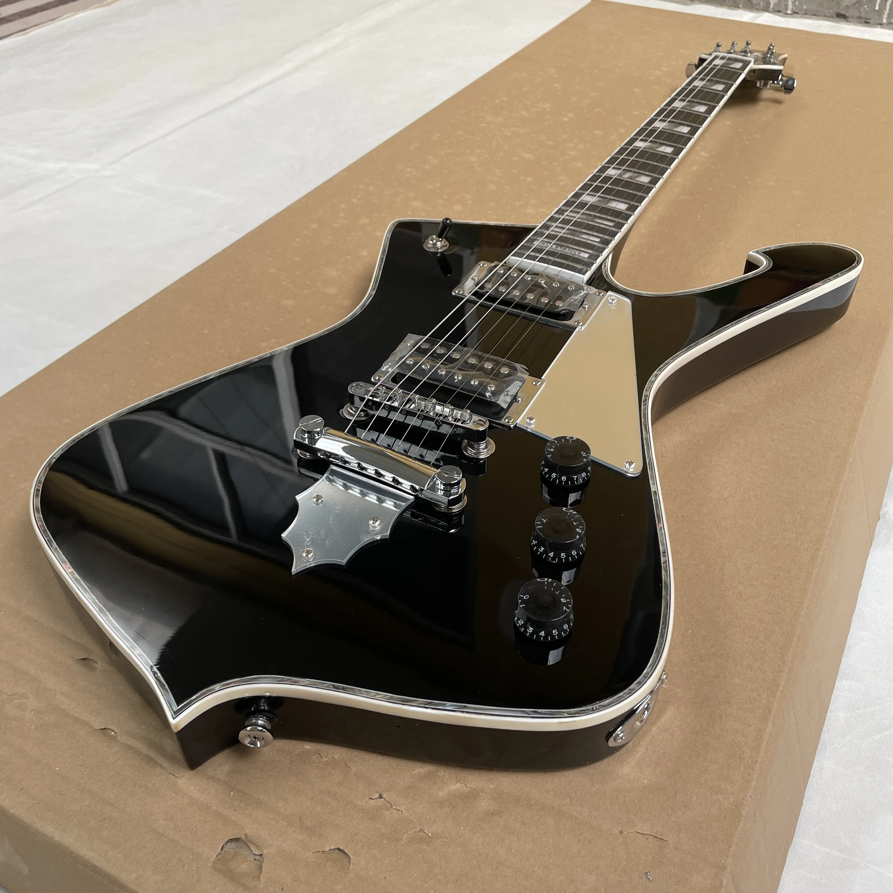 Pure black glossy electric guitar with high-grade pickups and rosewood fingerboard guitars. An advanced rock-style guitarra view 3