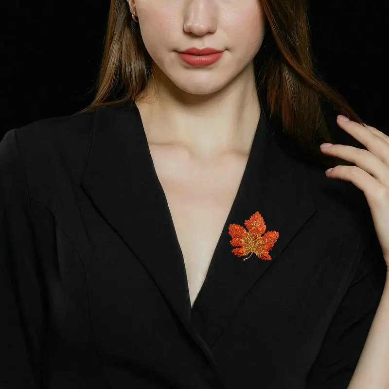 

New elegant and stylish cheongsam coat neckline accessories women's fixed clothes pin silk scarf buckle golden maple leaf brooch