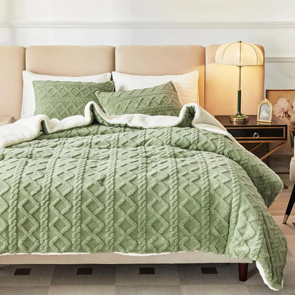 

1 pc comforter, super breathable, all-season, double-sided, extra soft and thick, machine washable, perfect for sofas and beds.