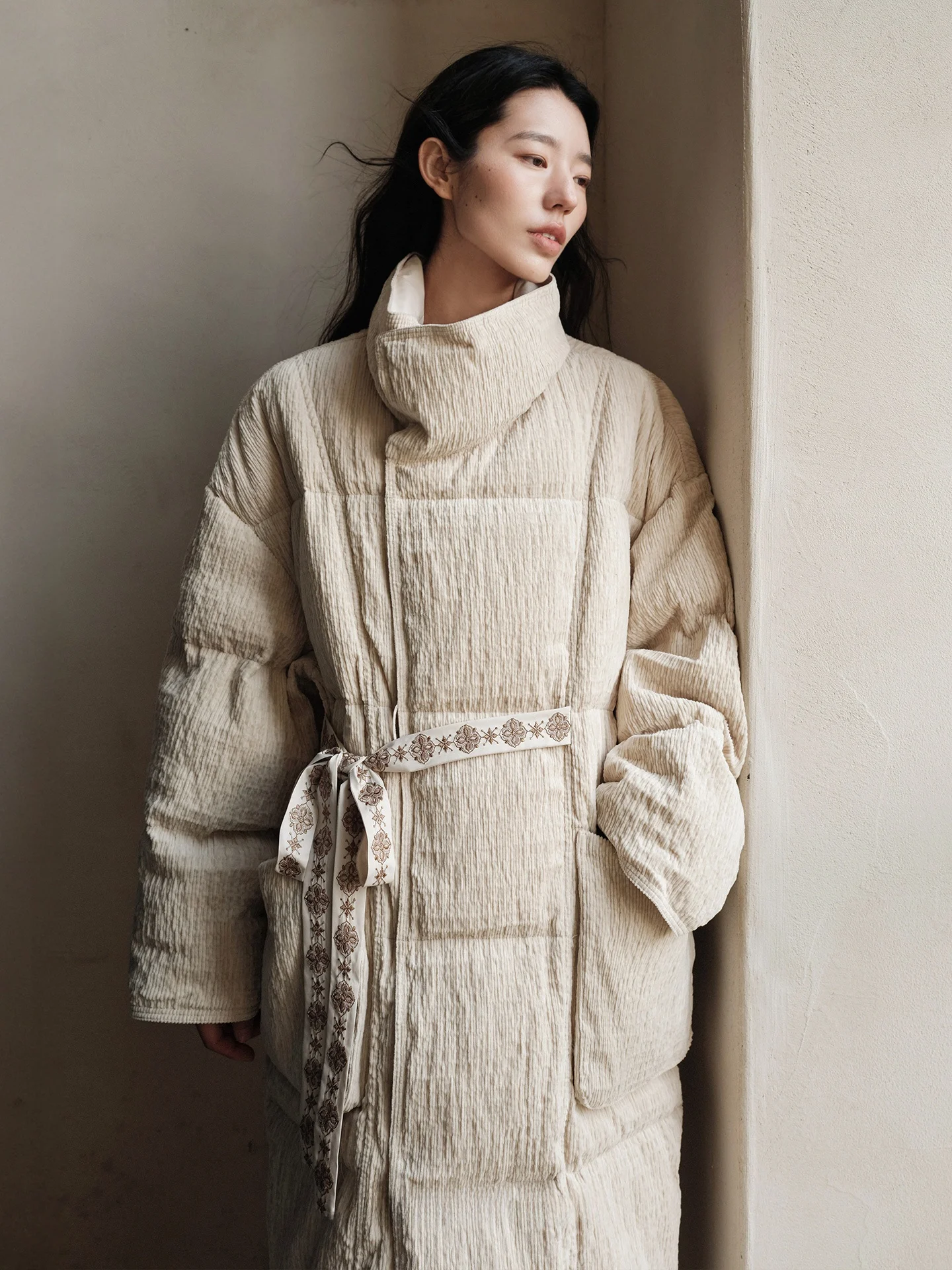 

Утепленное пальто-пуховик оверсайз из 99% хлопка с вышивкой, белое, для женщин