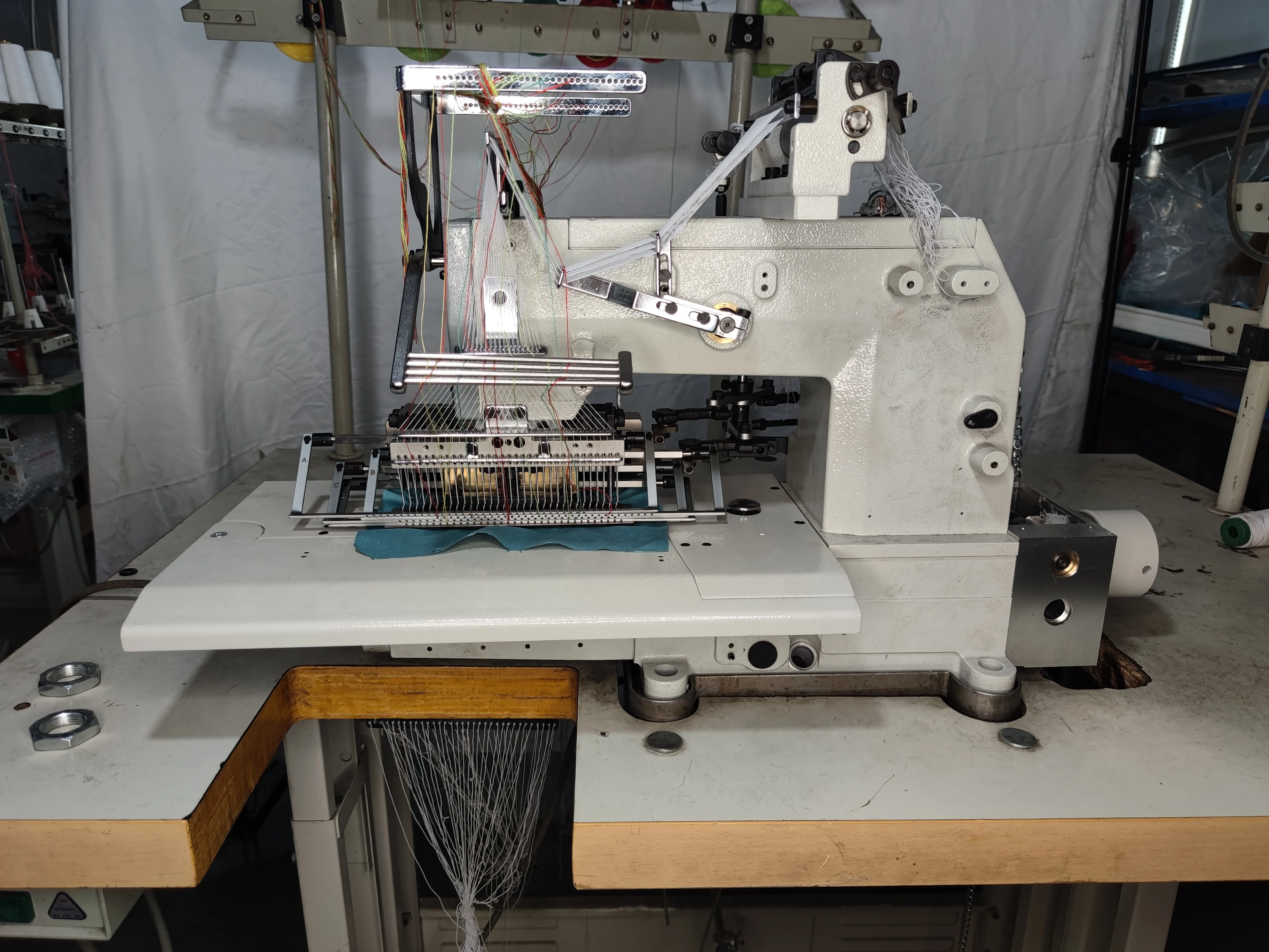 008-25/33P Double Chainstitch 25/33 Needles Industrial Sewing Machine for Cloth