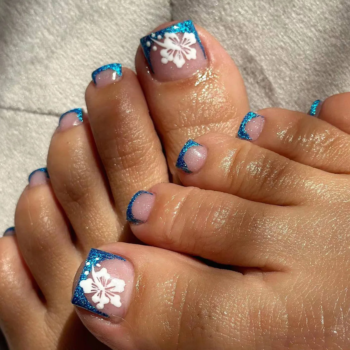 Descubre las Mejores Uñas Falsas de Moda: Un Análisis Detallado de las Uñas de Pies de Estilo Francés con Flores