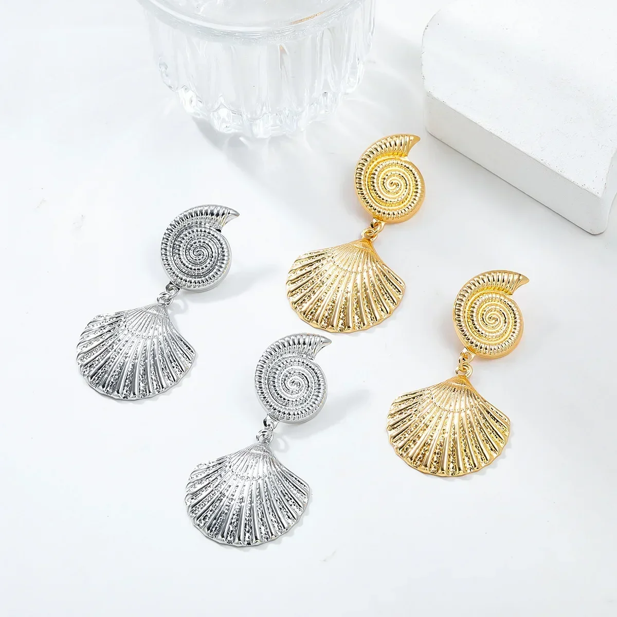 Classic Alloy Geometric Scalloped Shell Stud Earring Golden Conch Stud Earrings for Women Beach Vacation Jewelry Gift