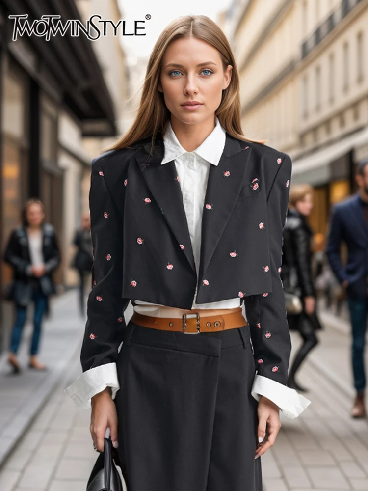 TWOTWINSTYLE Hit Farbe Stickerei Temperament Blazer Für Frauen Kerb Kragen Langarm Verstärktes Botton Kurzen Mantel Weibliche Neue