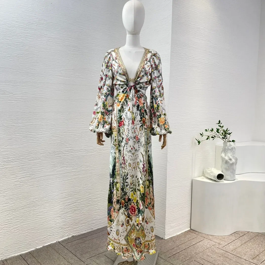 Weißes, langärmliges, knöchel langes Kleid mit Blumen druck