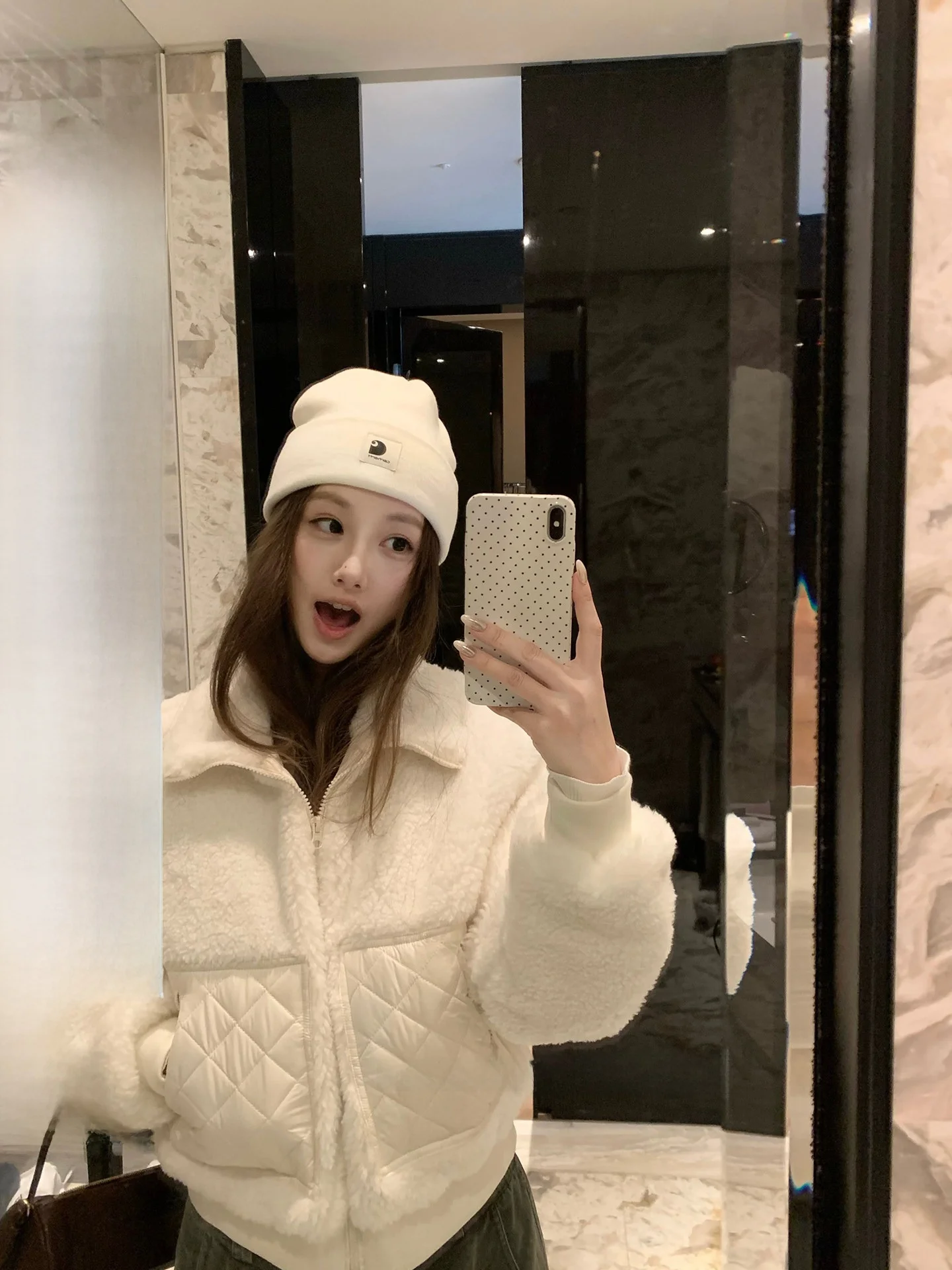 

Женская пуховая куртка Chestnut AORT с наполнителем из 90% белого пуха, с дизайнерскими вставками, для повседневной носки, прямого кроя, теплая.