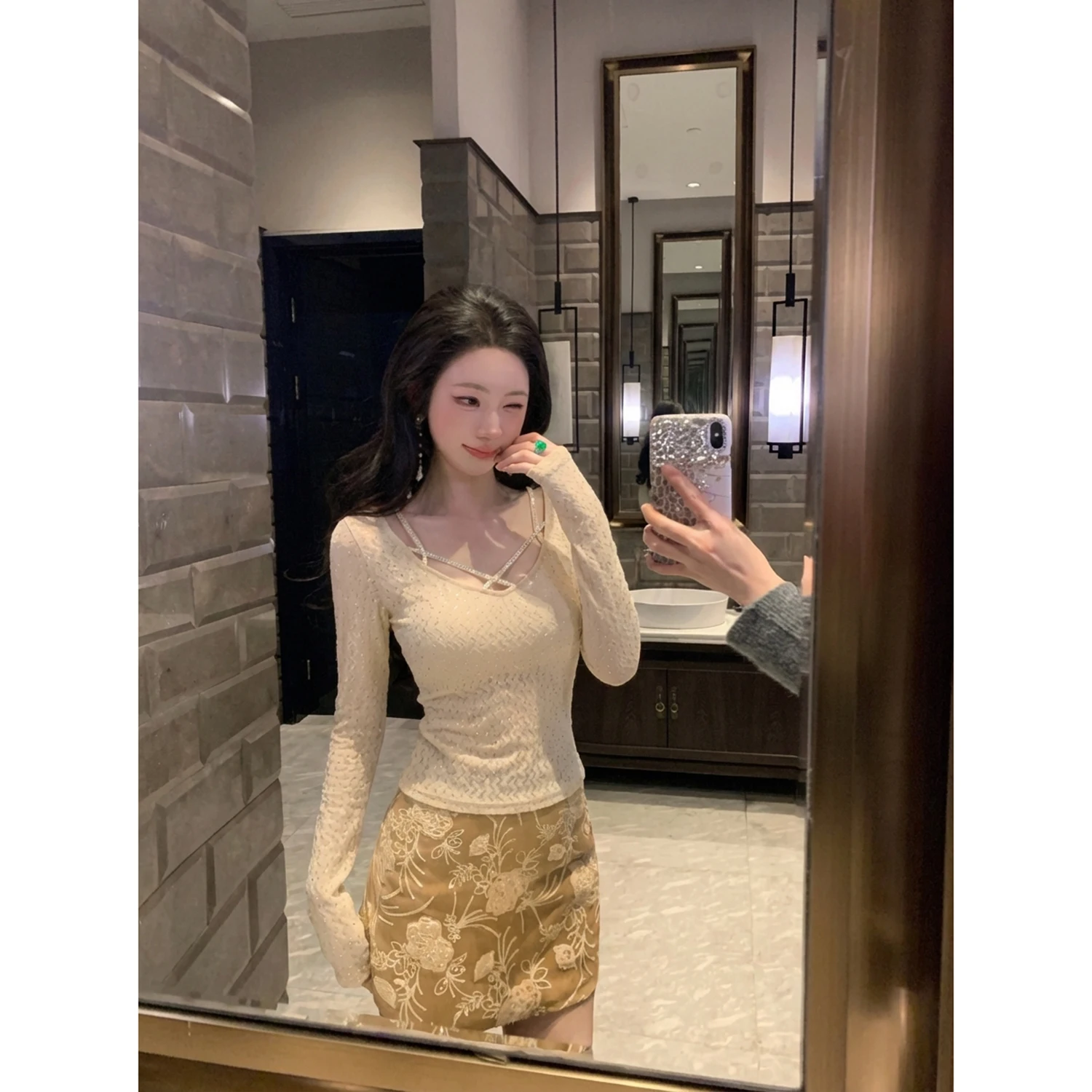 

Женский облегающий вязаный топ с длинным рукавом и V-образным вырезом, модный, с декором из страз, элегантная верхняя одежда